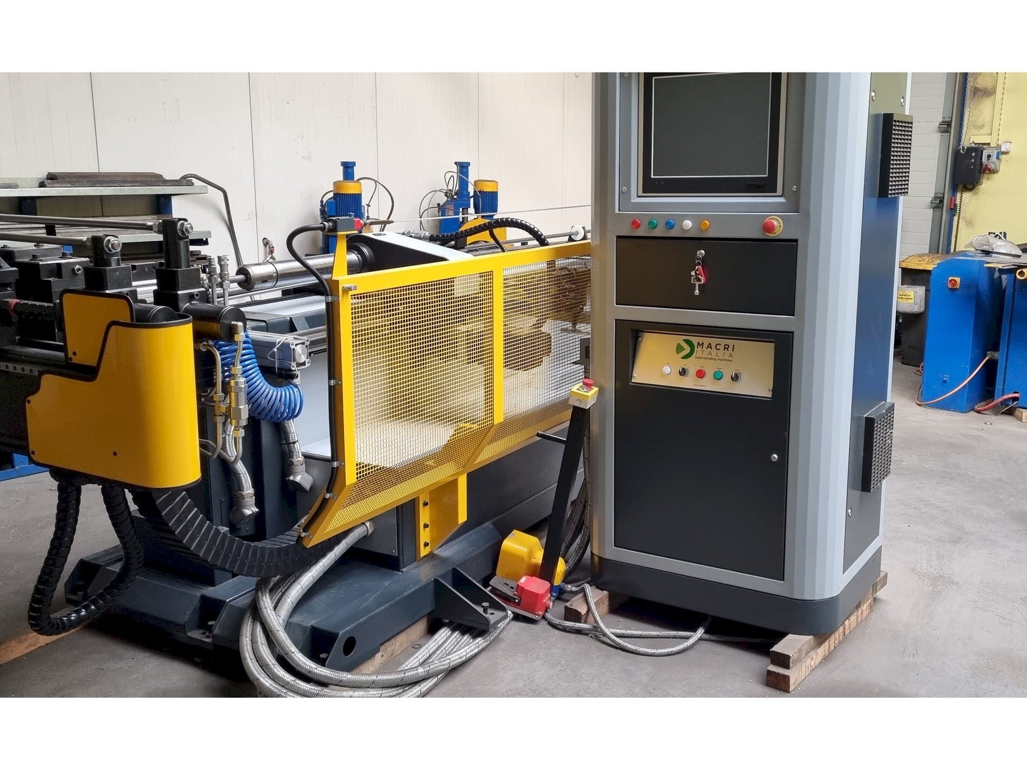 Koneen  MACRI ITALIA PROVAR 6-45 U-D etunäkymä