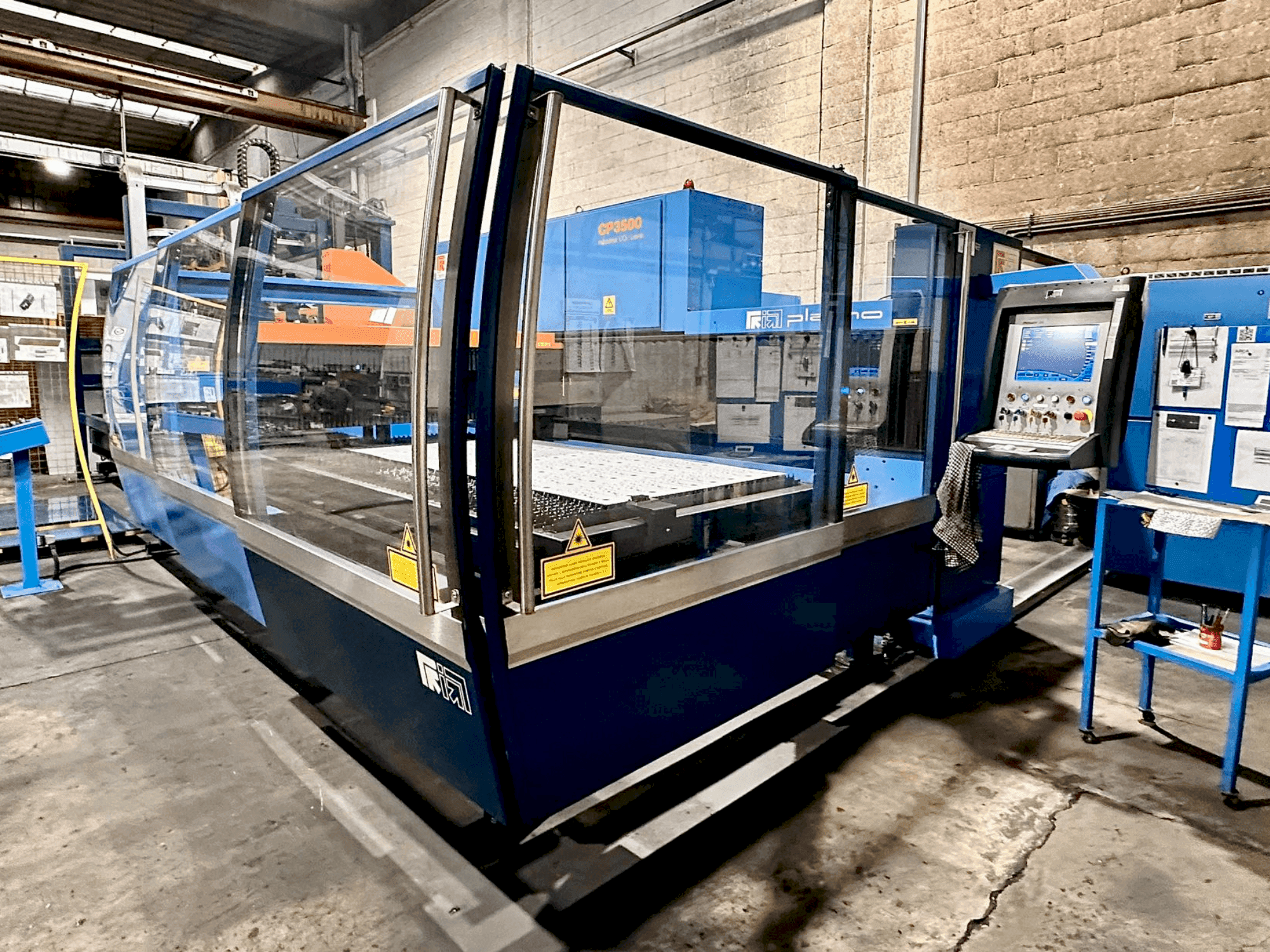 Koneen  Prima Industrie Platino 1530 etunäkymä