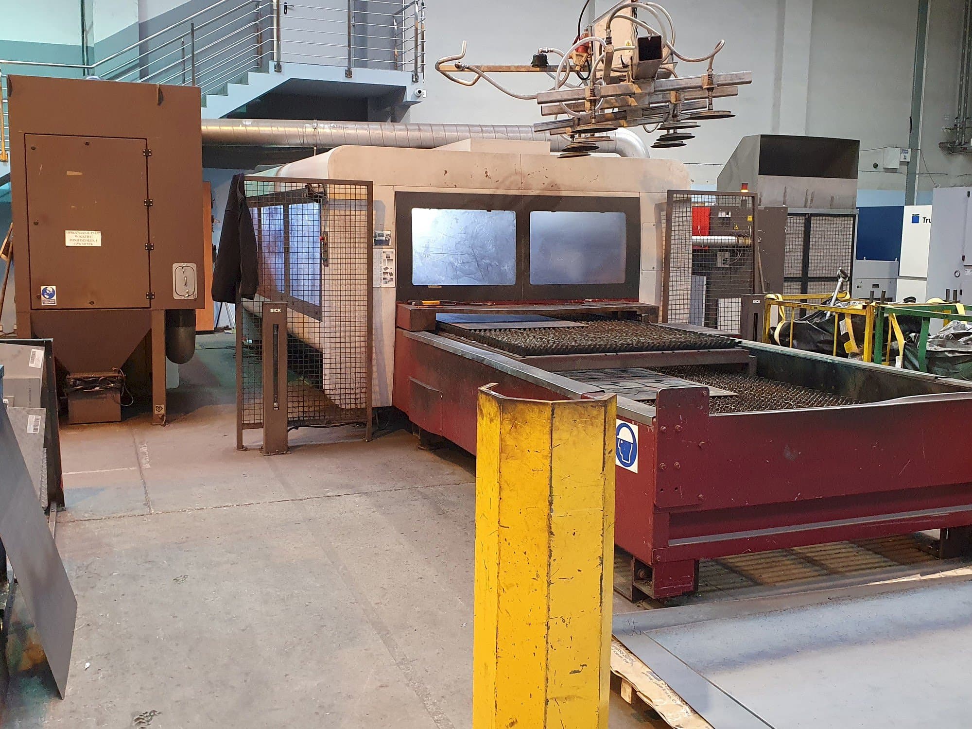 Koneen  Bystronic BySprint Pro 3015 vasemman sivun näkymä