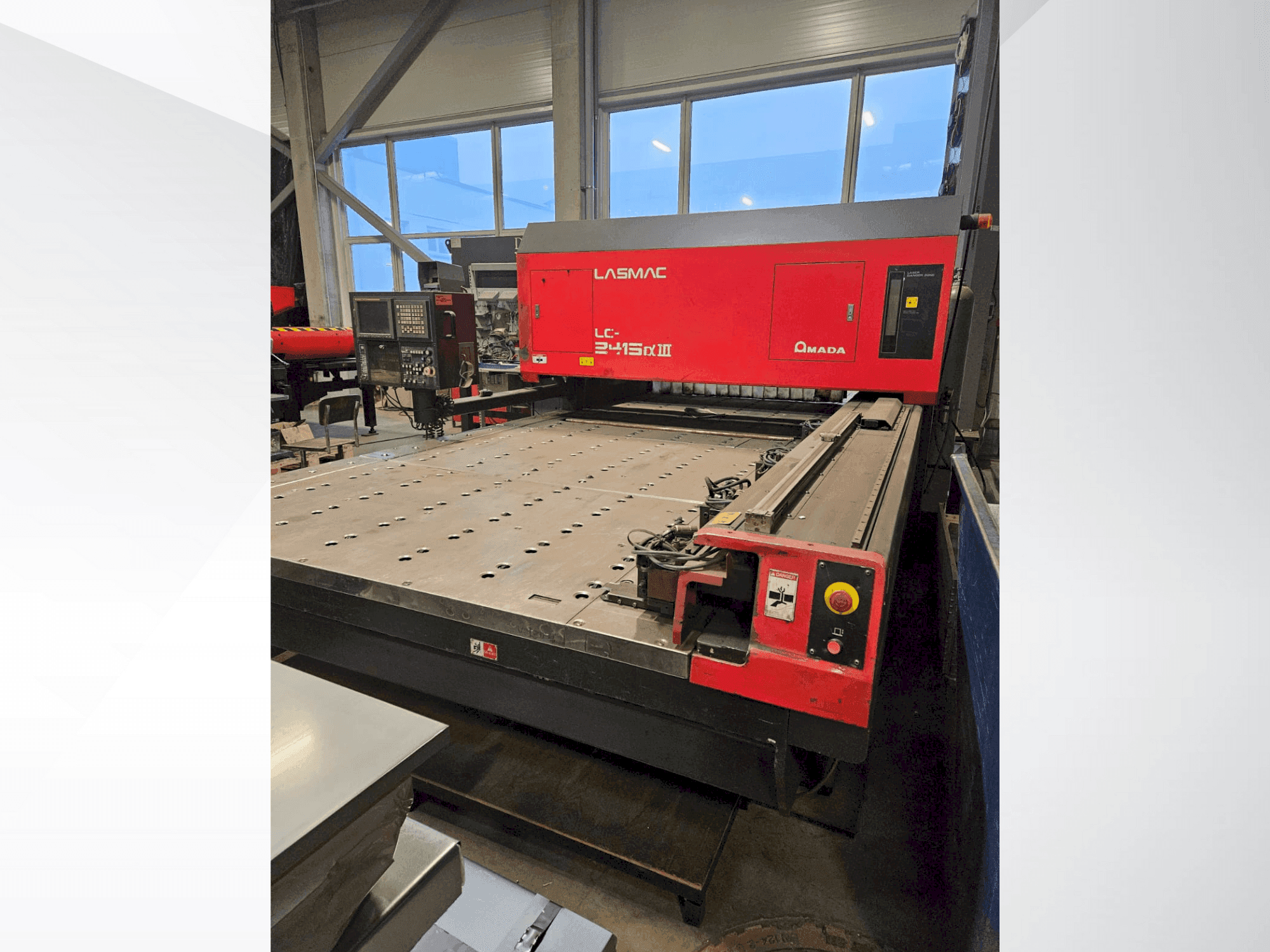 Koneen  AMADA LC 2415 A3 etunäkymä