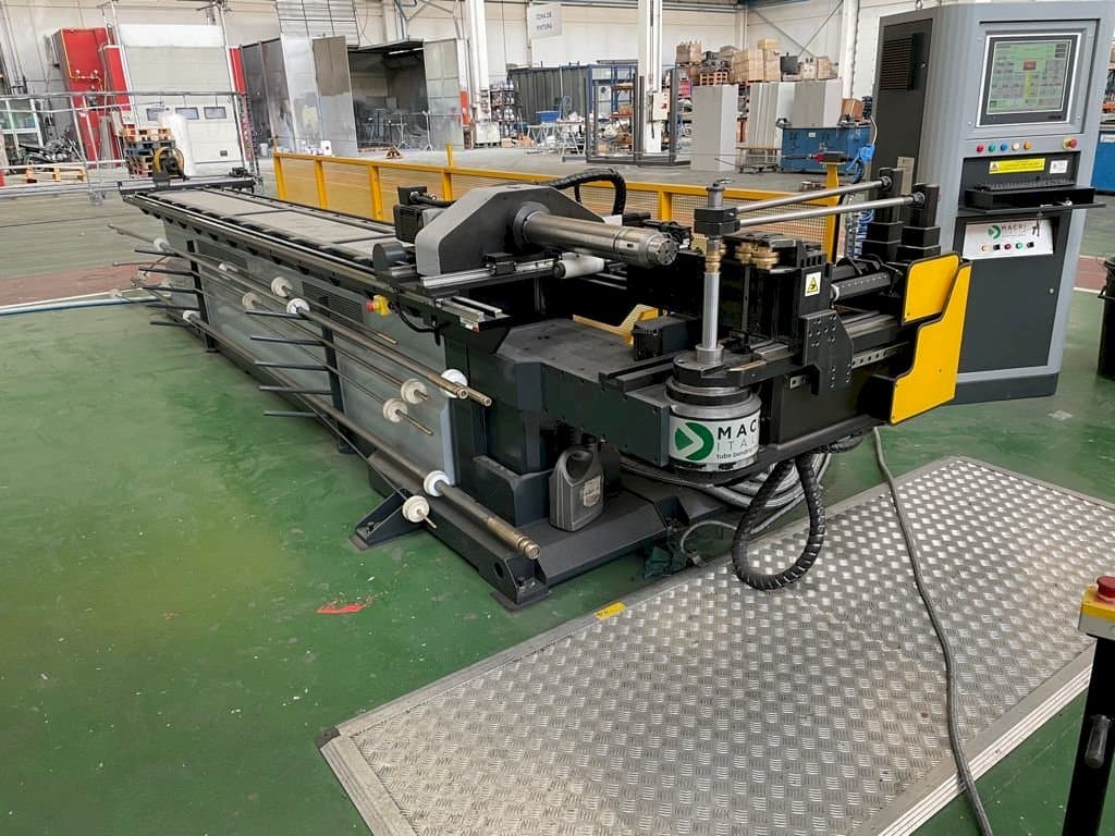 Koneen  Macri Italia Provar 65 UD-6 etunäkymä