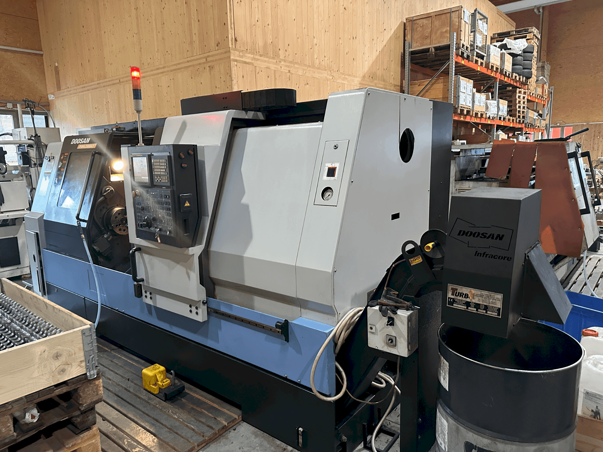 Koneen  DOOSAN Puma 2500XLY etunäkymä