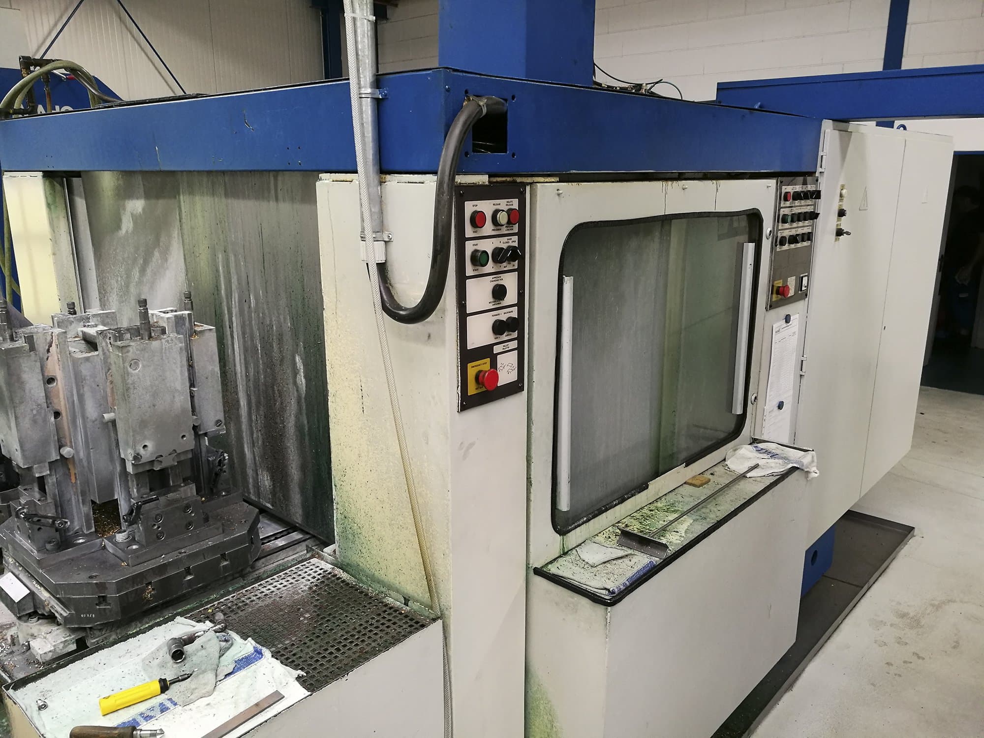 Koneen  Hueller Hille vasen näkymä NBH 70