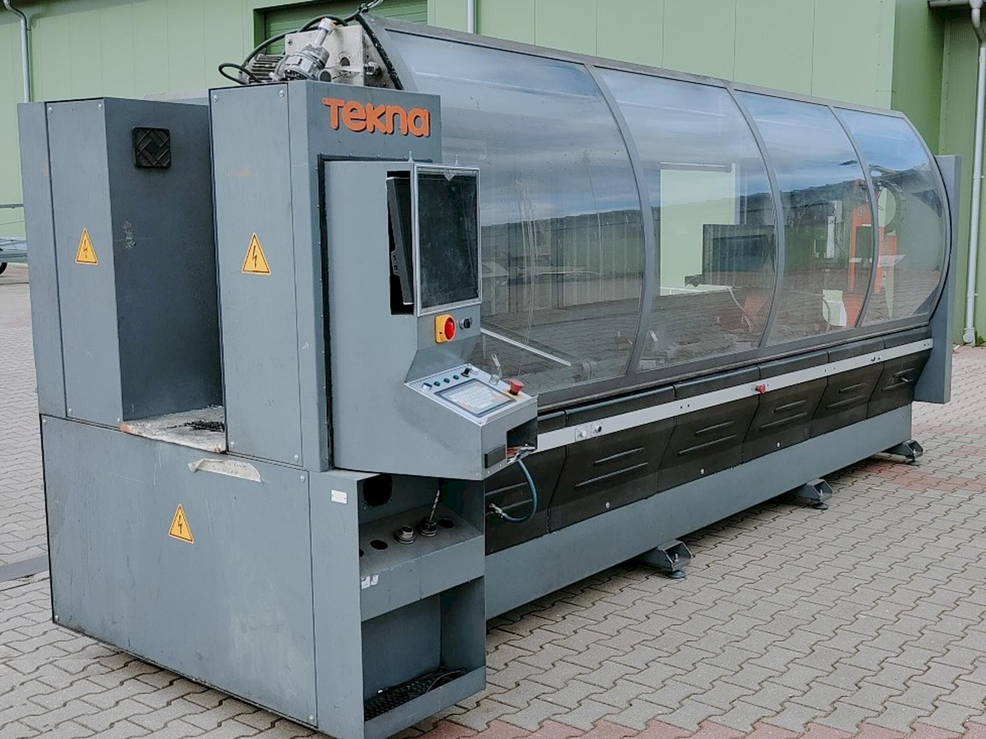 Koneen  Tekna TK427-3 etunäkymä