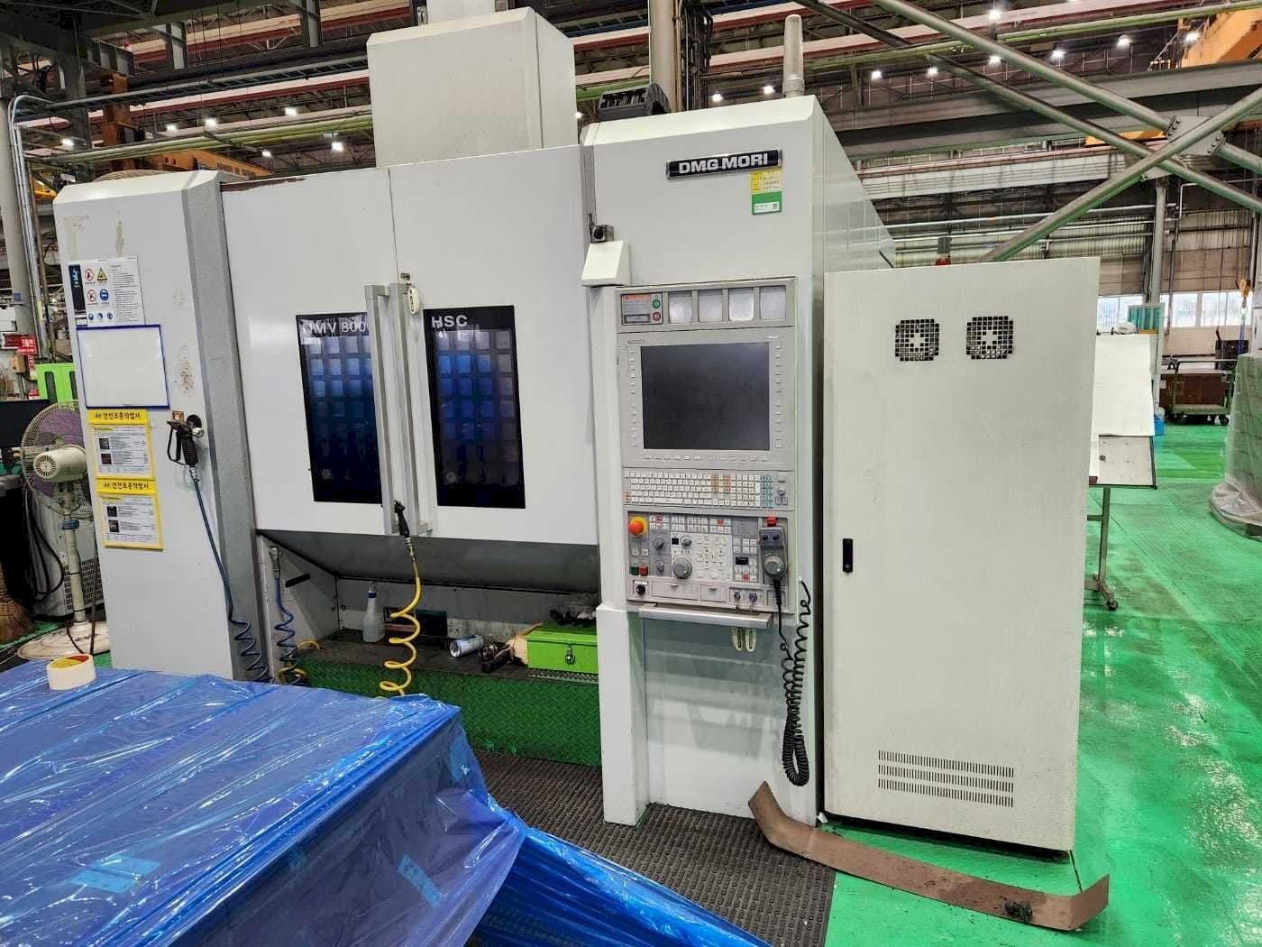 Koneen  DMG MORI NMV 8000 DCG / 40 etunäkymä