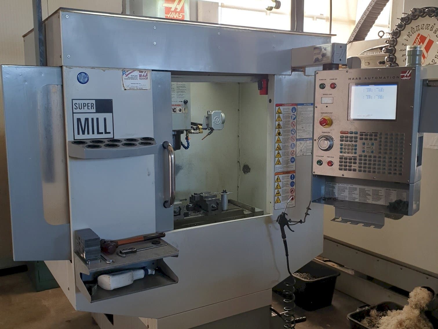 Koneen  HAAS SUPER MINI MILL etunäkymä