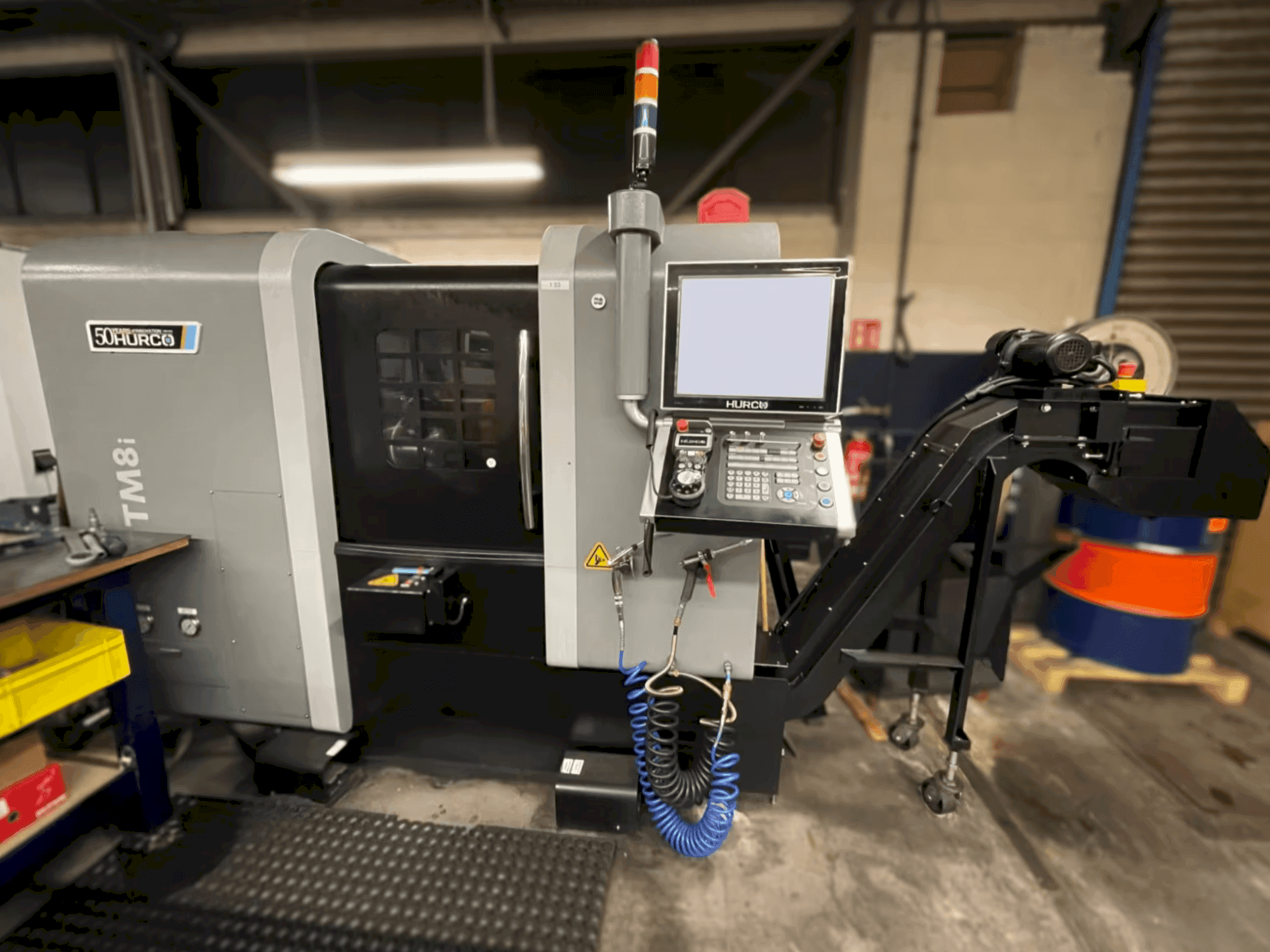 Koneen  Hurco TM8i etunäkymä