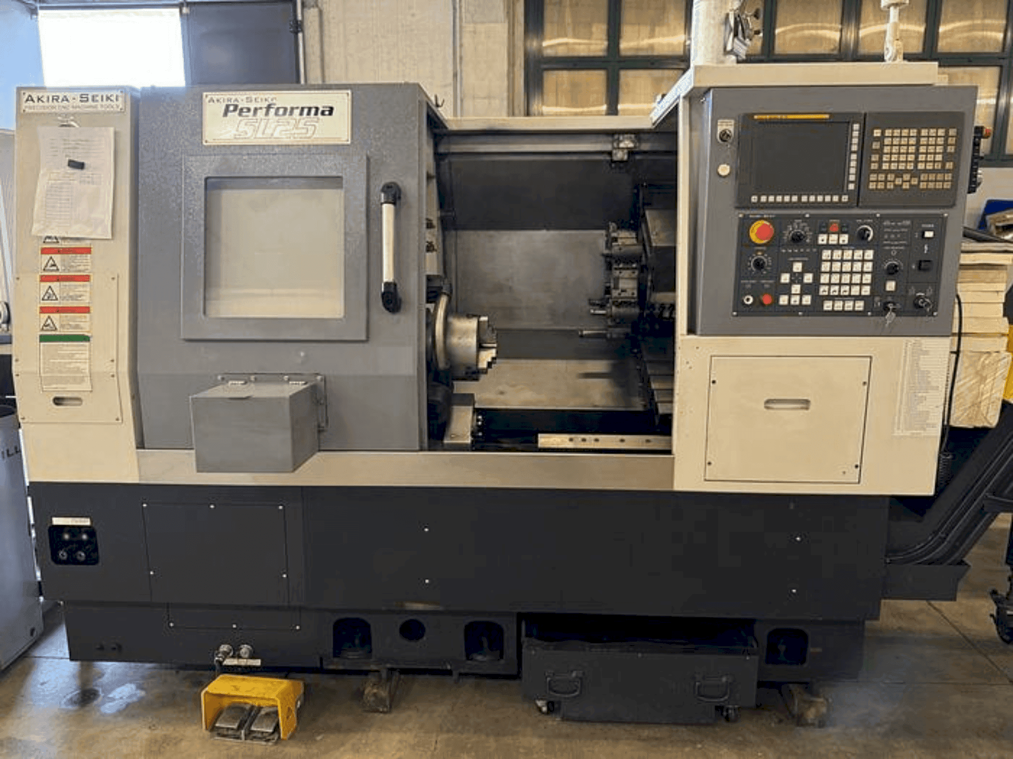 Koneen  Akira Seiki Performa SL25 etunäkymä