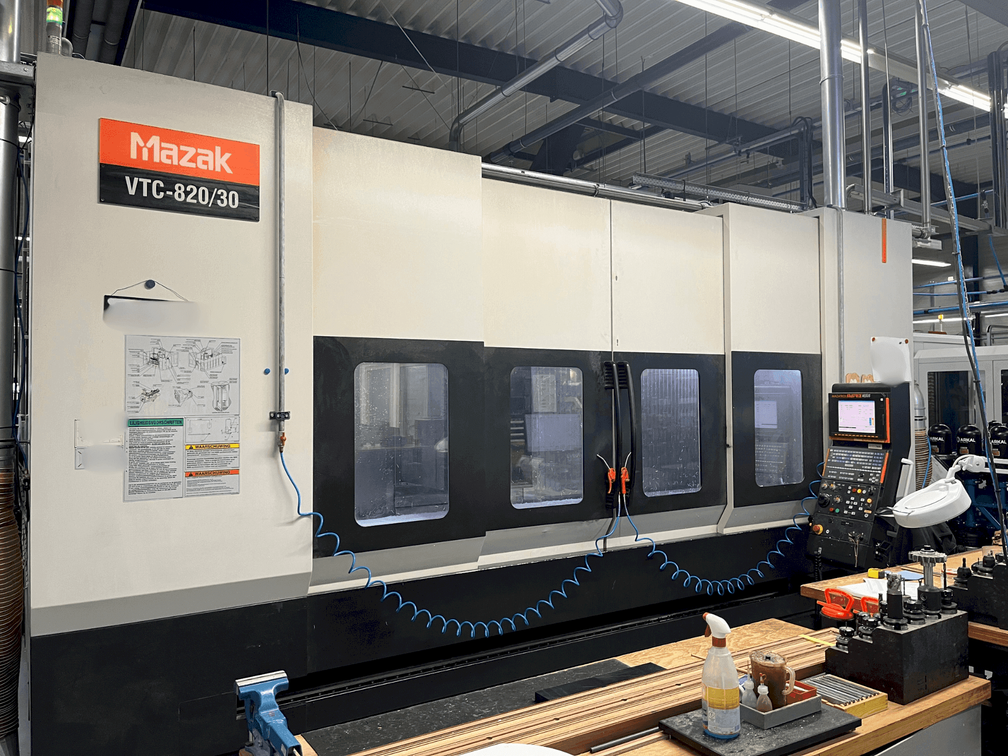 Koneen  Mazak VTC-820/30 etunäkymä