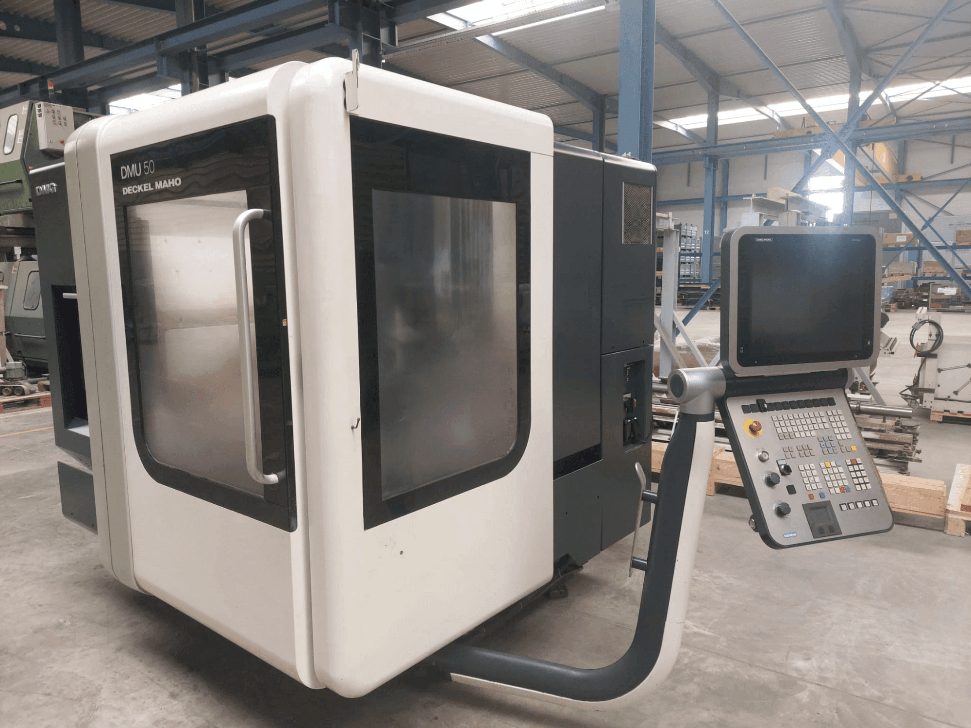 Koneen  DMG DECKEL MAHO DMU 50 etunäkymä