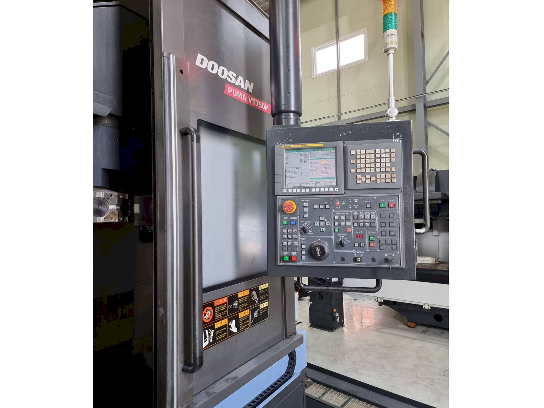 Koneen  Doosan Puma VT750M vasemman sivun näkymä