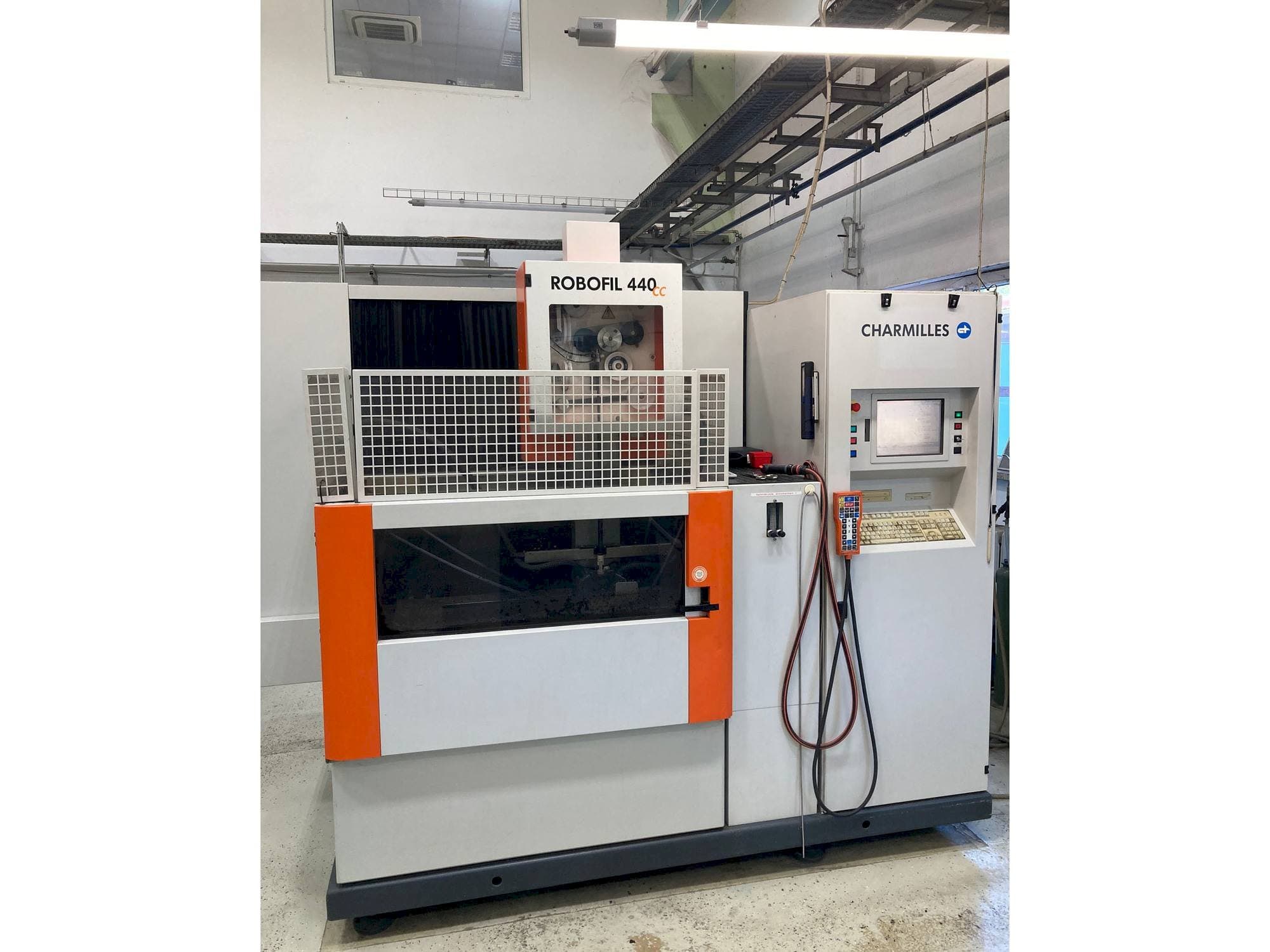 Koneen  CHARMILLES Robofil 440 CC etunäkymä