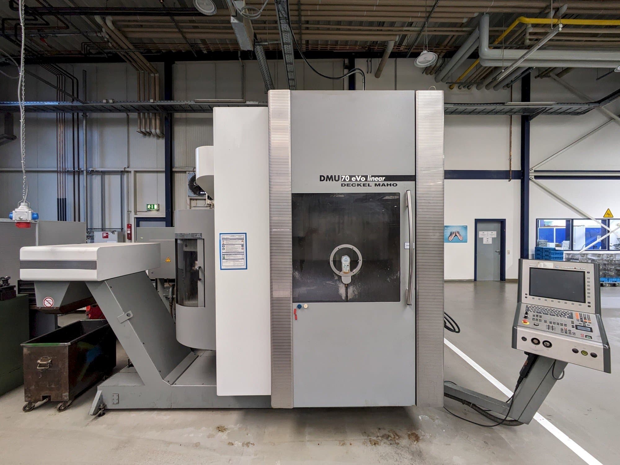 Koneen  DECKEL MAHO DMU70 eVo linear etunäkymä