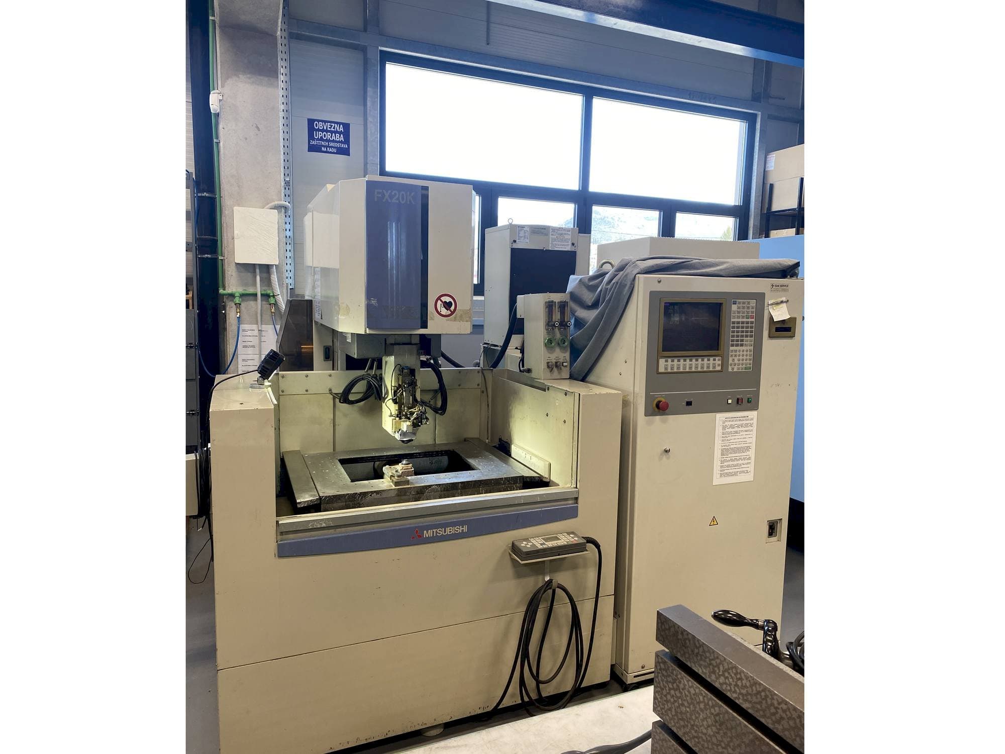 Koneen  Mitsubishi FX20K etunäkymä