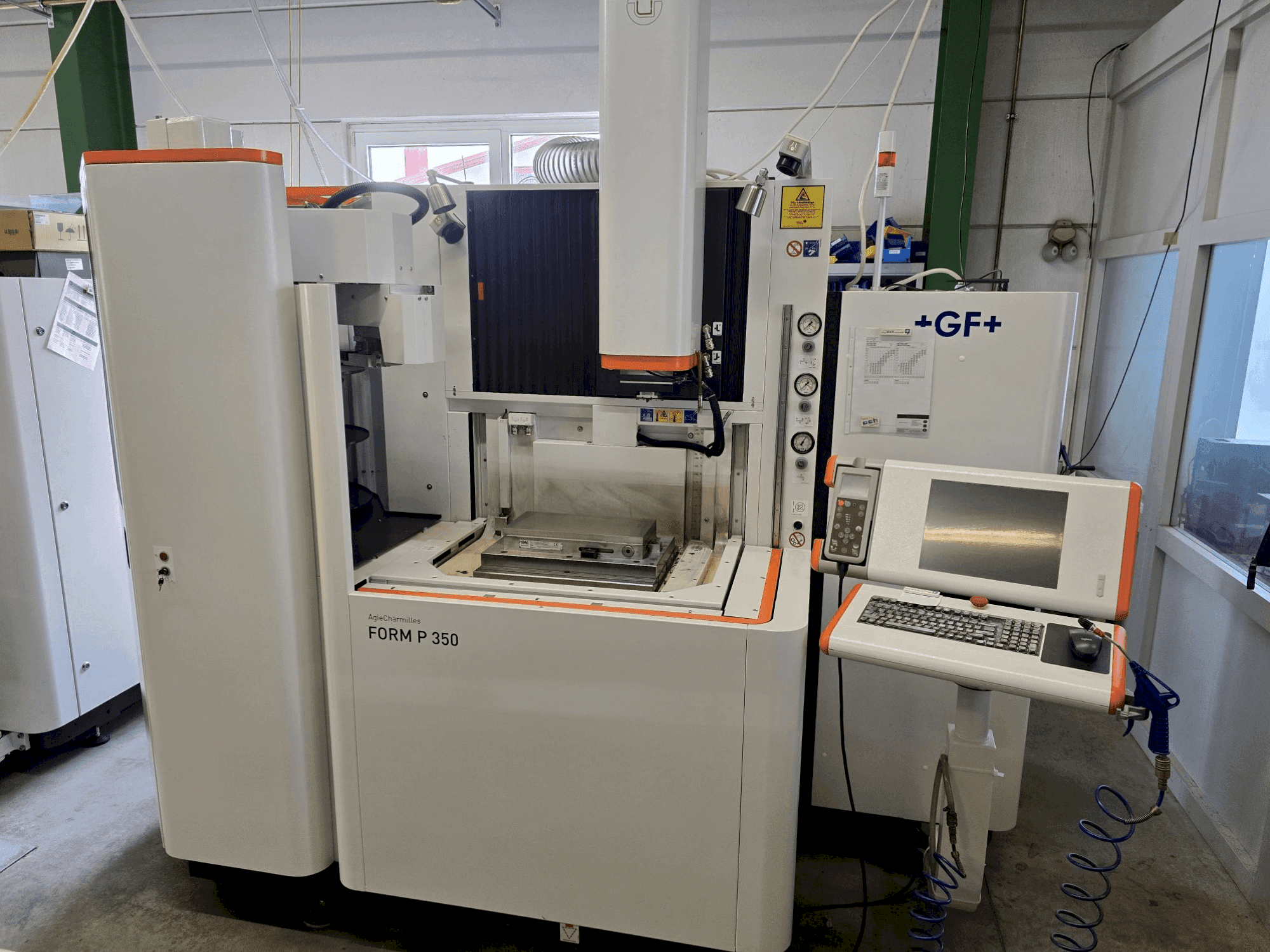 Koneen  AgieCharmilles FORM P 350 etunäkymä