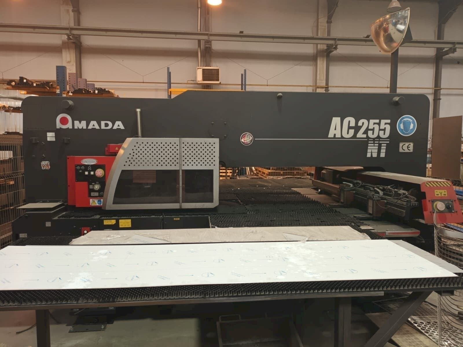 Koneen  AMADA AC 255 NT etunäkymä