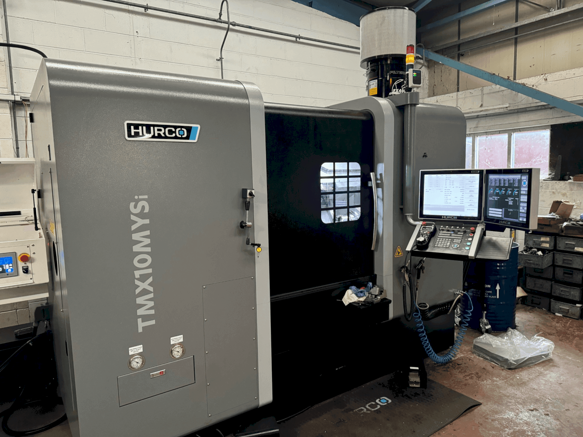 Koneen  Hurco TMX10-MYSi etunäkymä