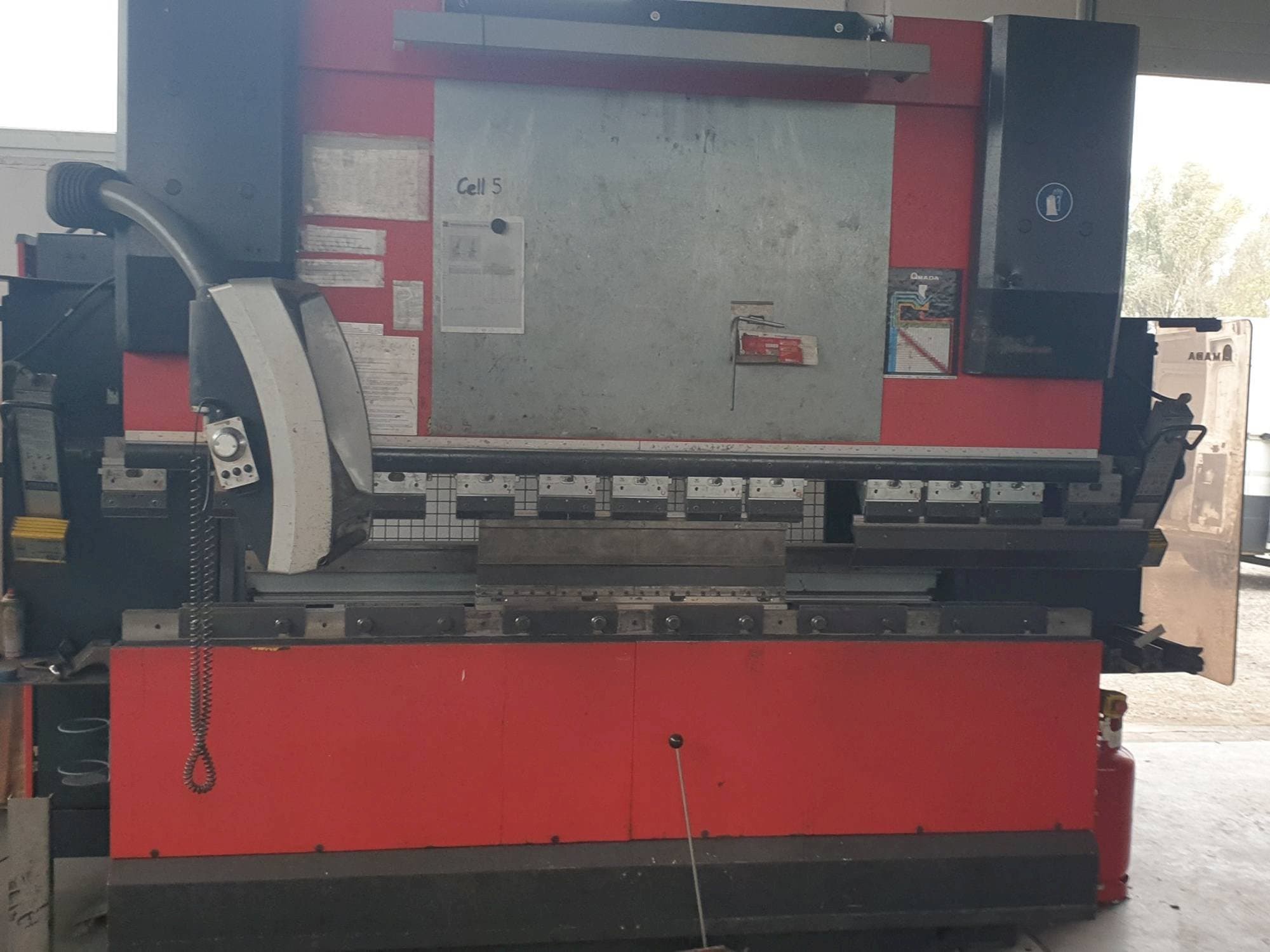 Koneen  AMADA HFE 8025/7 etunäkymä