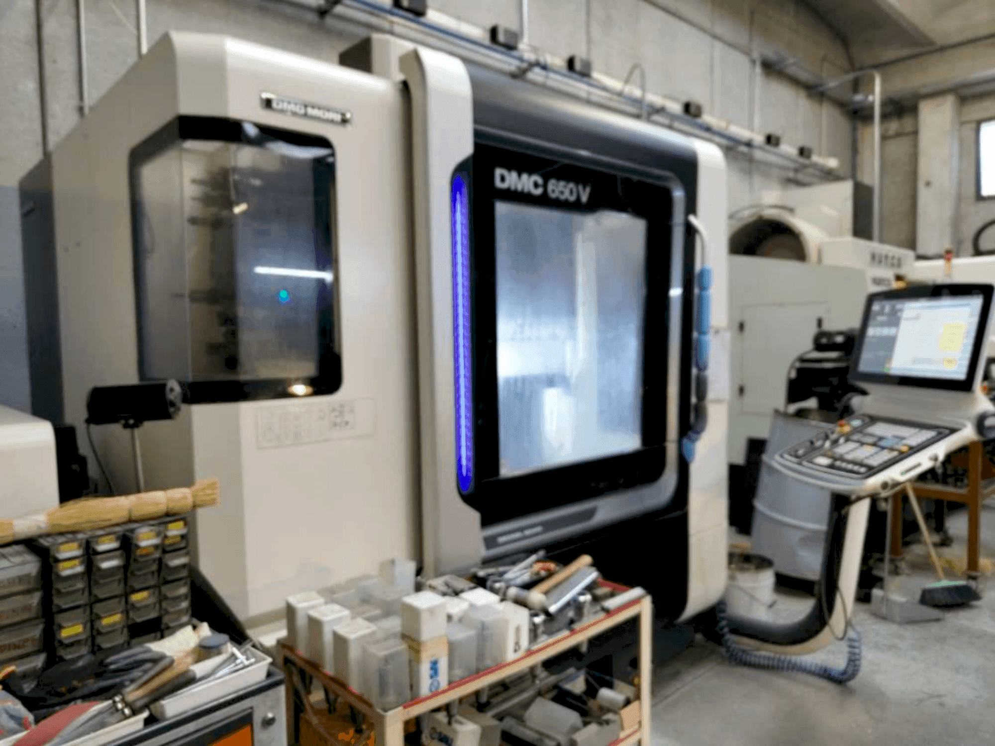 Koneen  DMG MORI DMC 650V etunäkymä