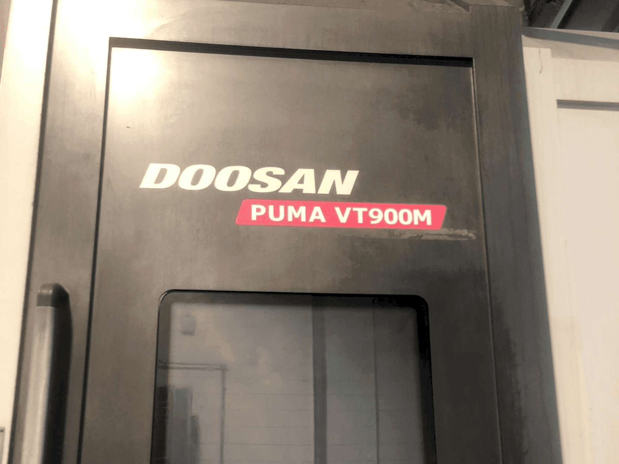 Koneen  DOOSAN Puma VT900M etunäkymä