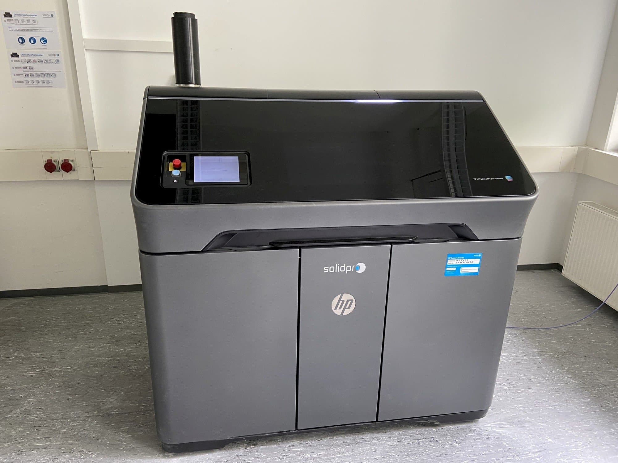 Koneen  HP Jet Fusion 580 Color 3D printer etunäkymä