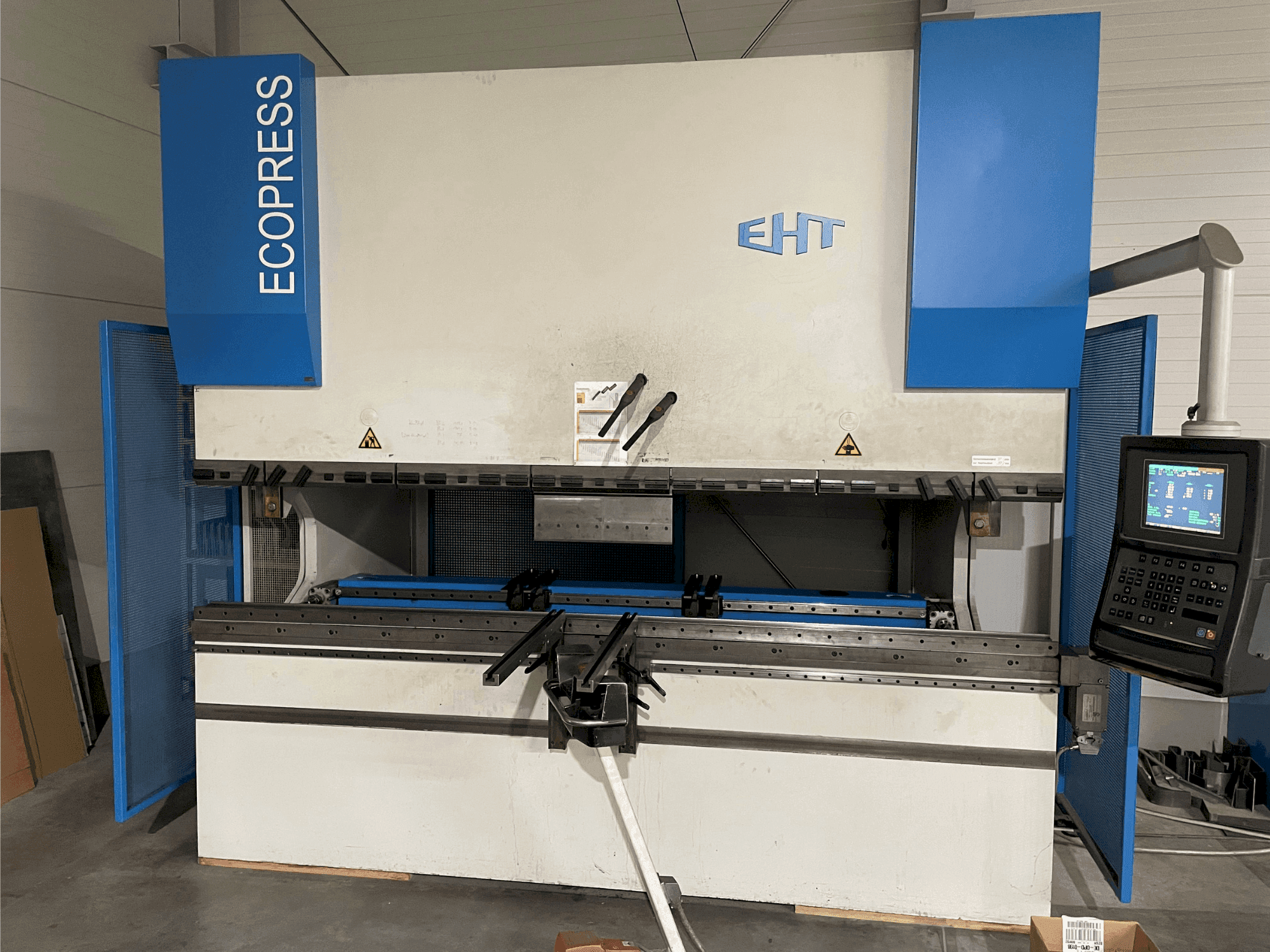 Koneen  EHT Ecopress 135-30 etunäkymä