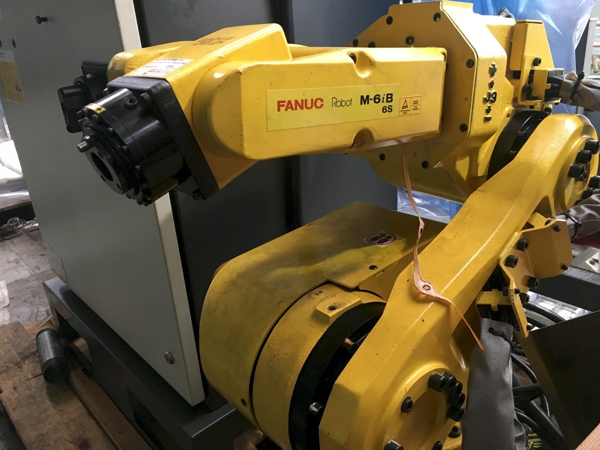 Koneen  FANUC M-6iB 6S etunäkymä