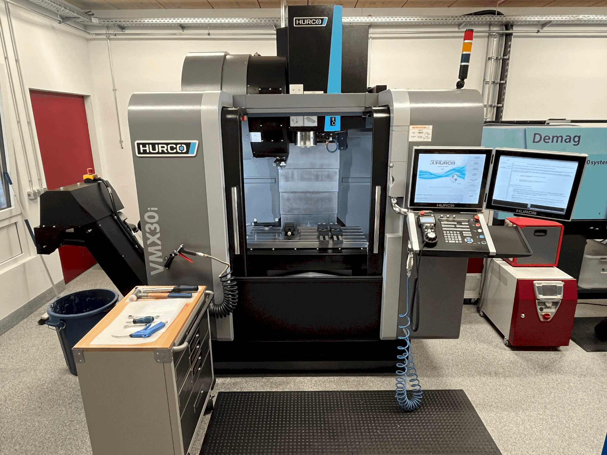 Koneen  Hurco VMX30i etunäkymä