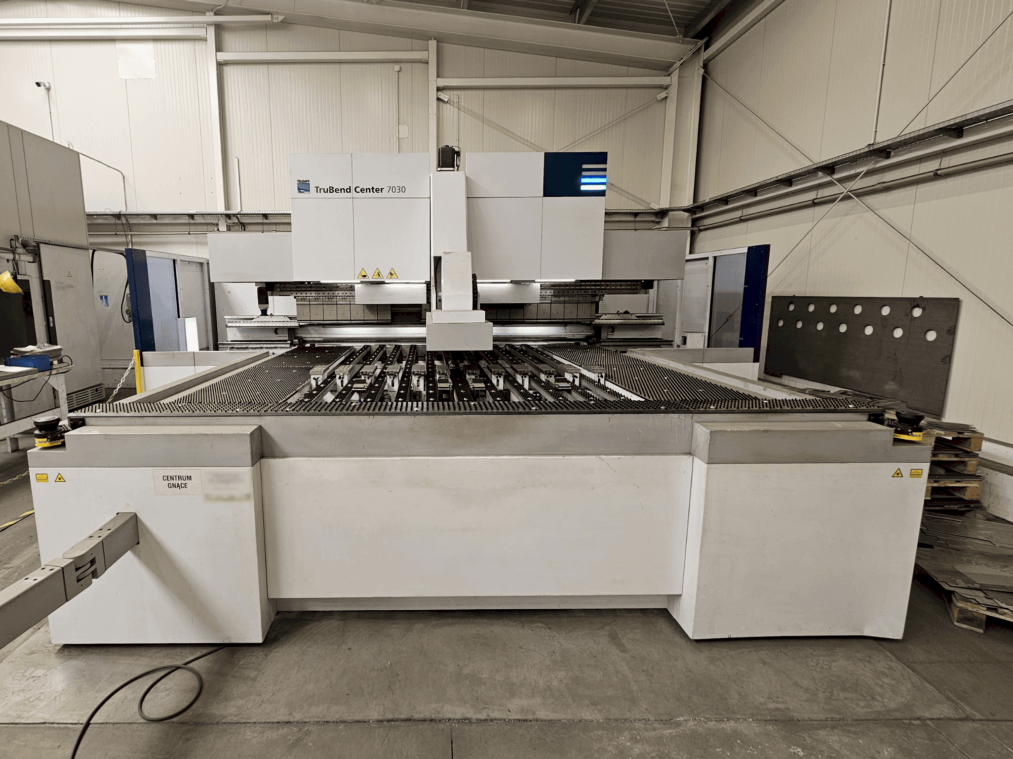 Koneen  TRUMPF TruBend Center 7030 etunäkymä