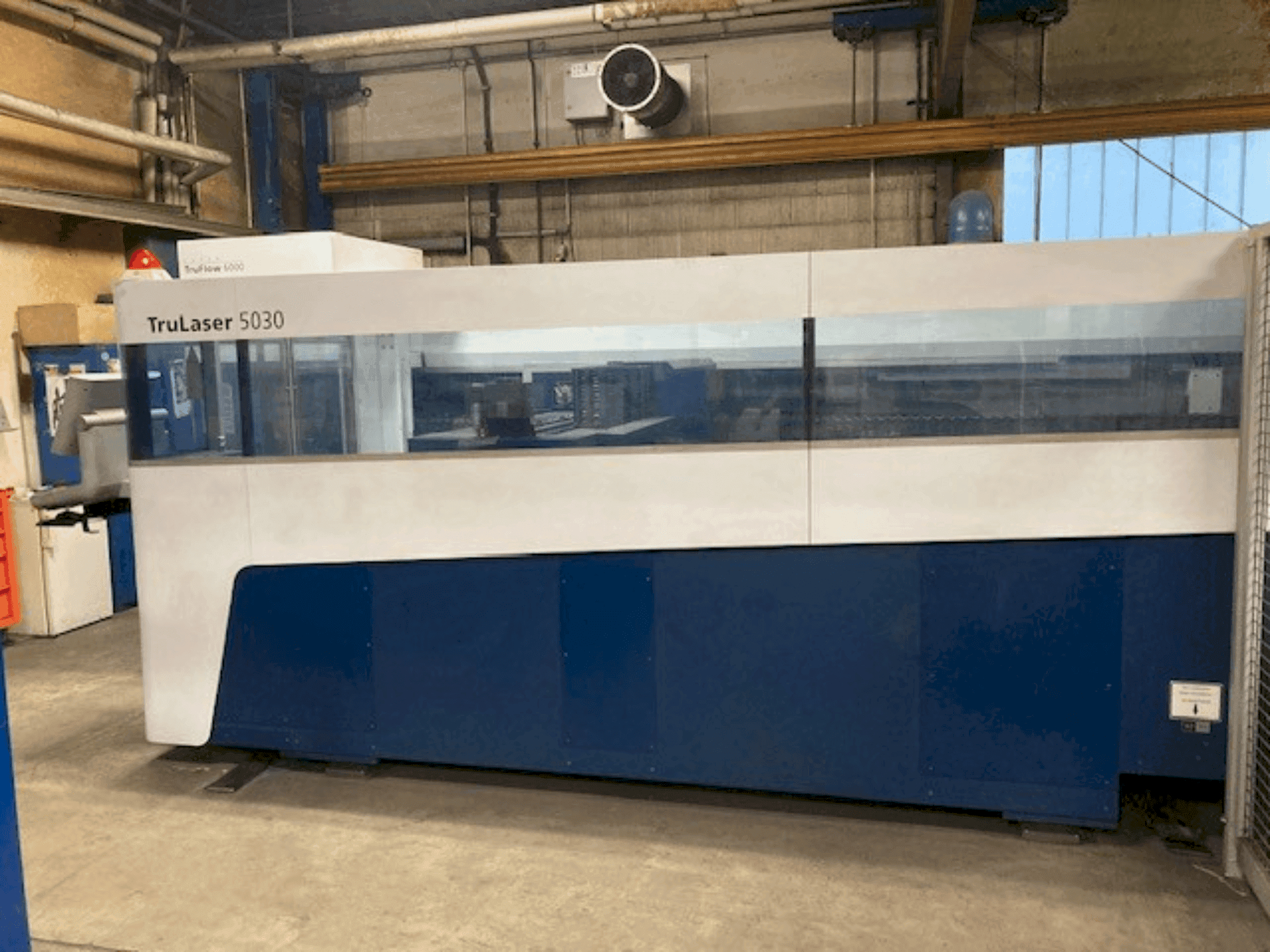 Koneen  TRUMPF TruLaser 5030 (L52) etunäkymä