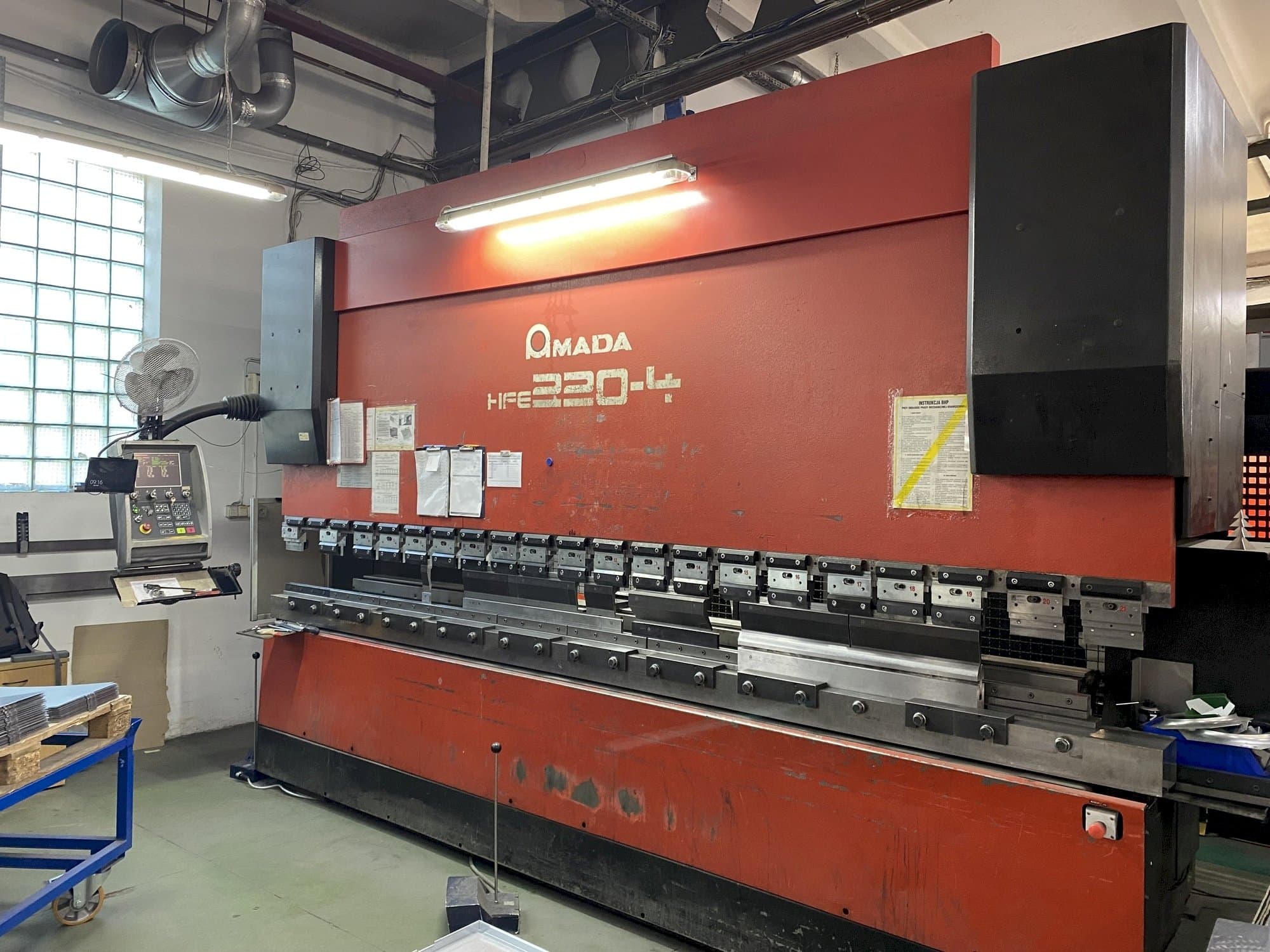 Koneen  AMADA HFE 220-4 etunäkymä