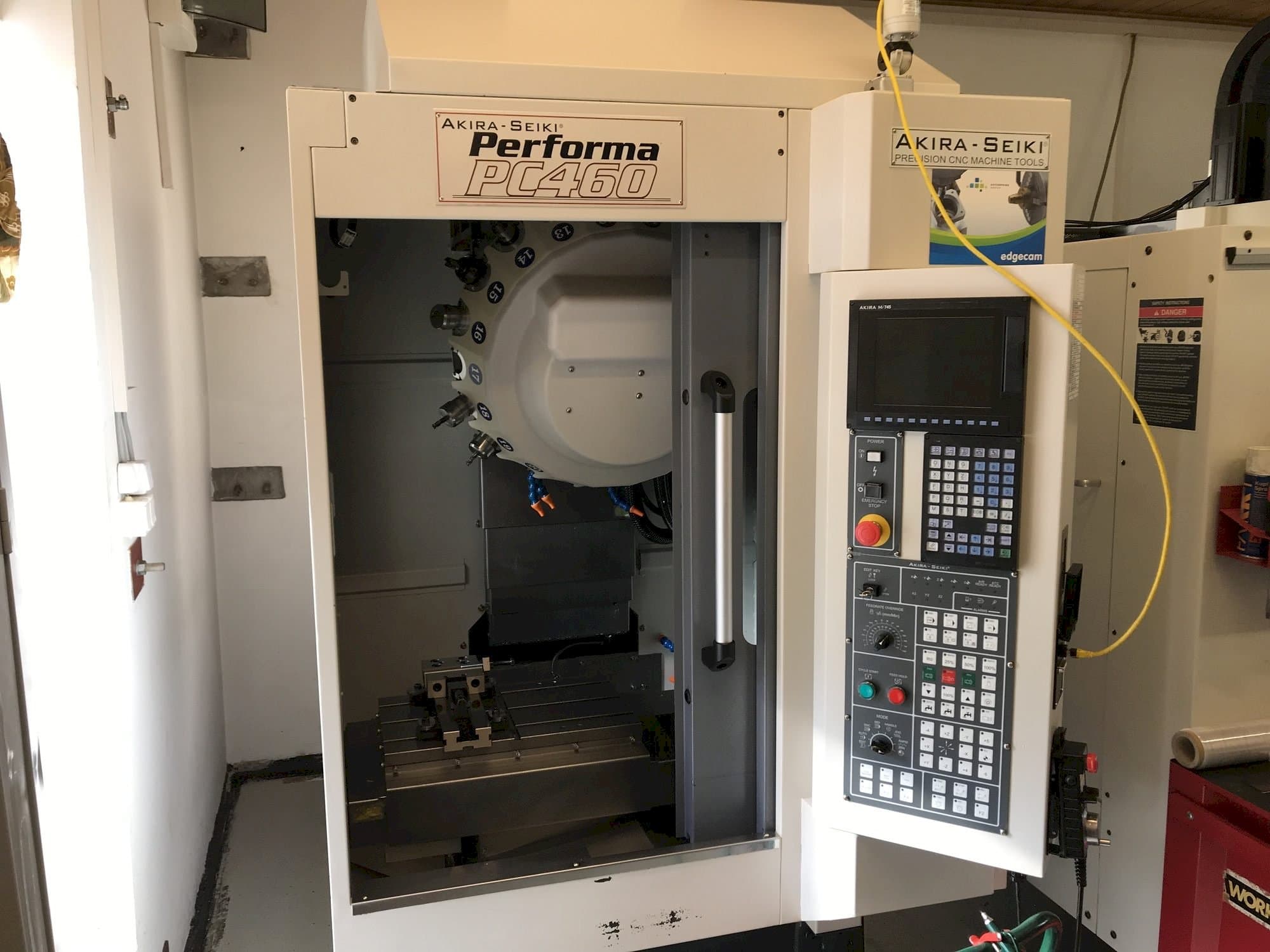 Koneen  Akira Seiki PC 460 etunäkymä