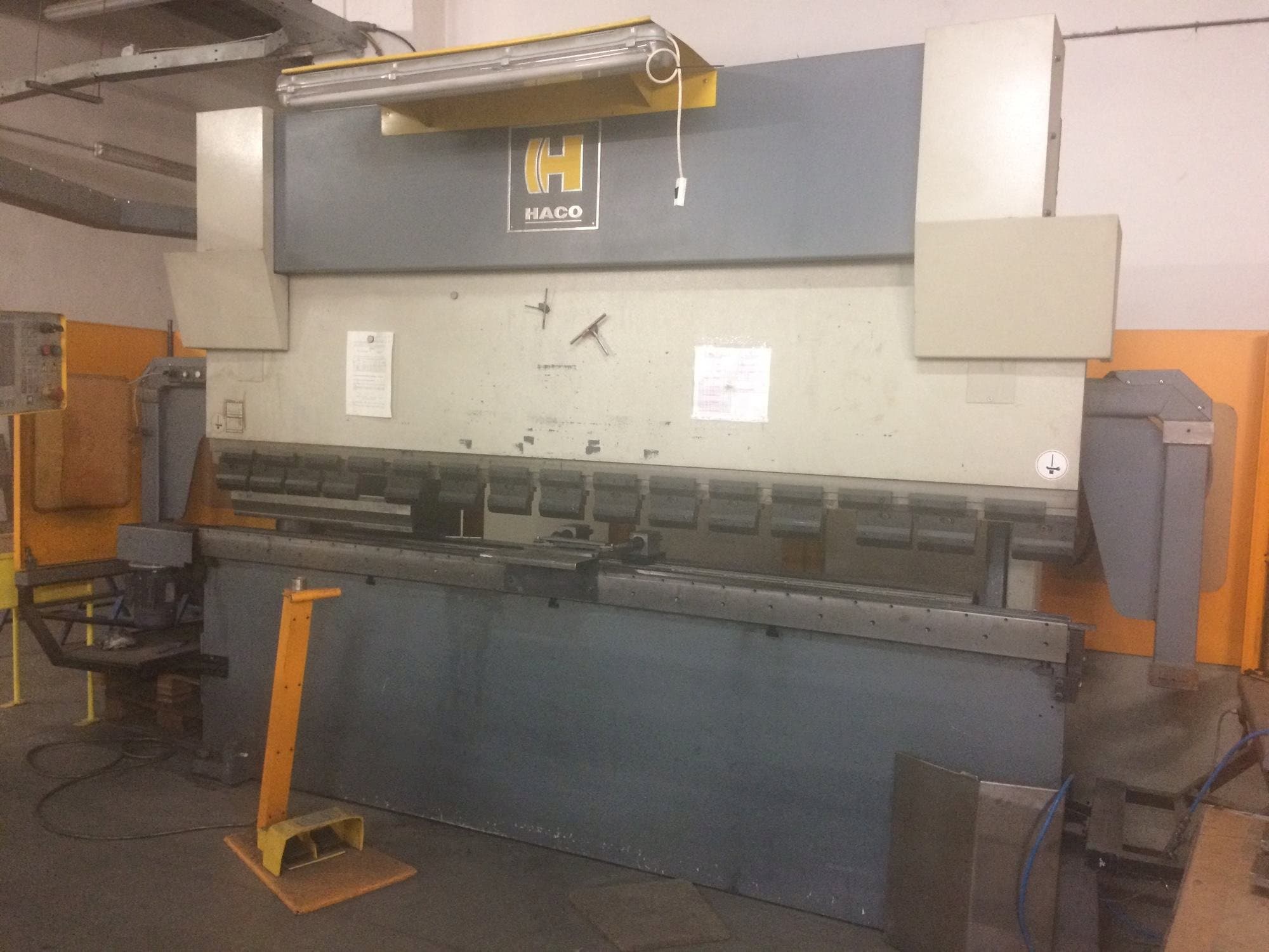 Koneen  HACO EMR 30150 etunäkymä