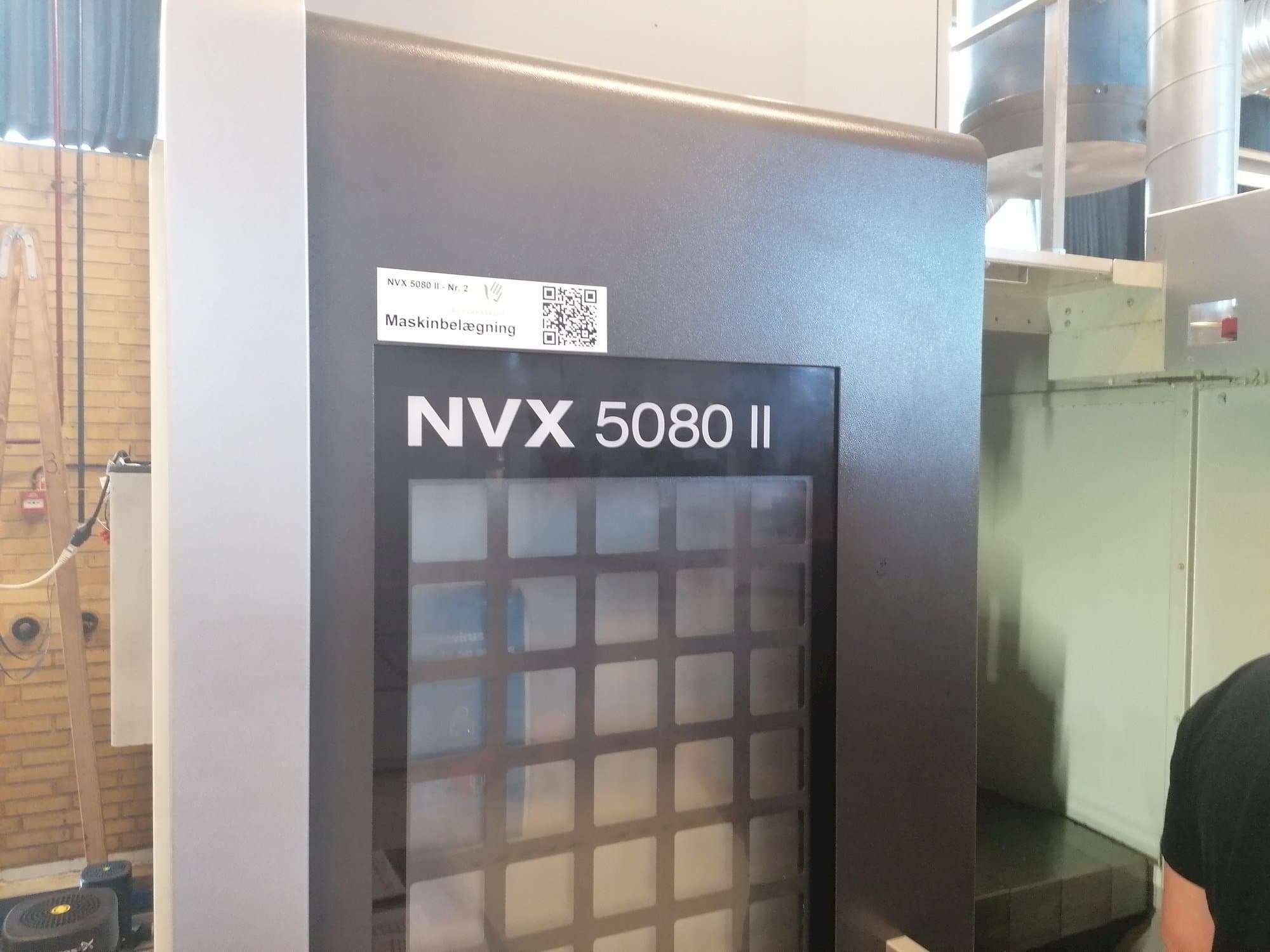 Koneen  DMG MORI NVX 5080II vasen näkymä