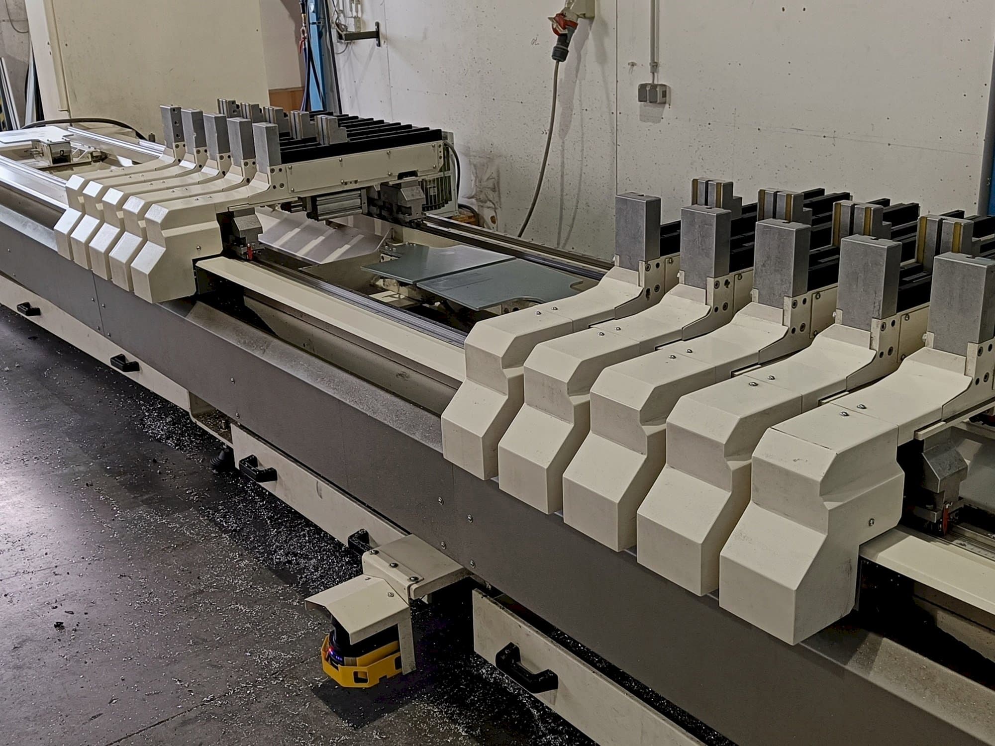 Koneen  MECAL MC 304 Ariel 5 MDT etunäkymä