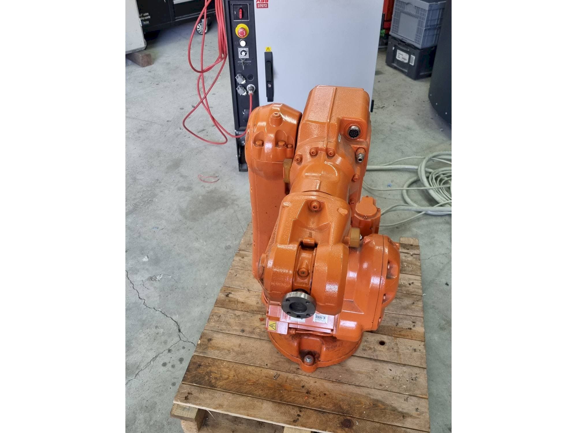 Koneen  ABB IRB140 - IRC5 etunäkymä