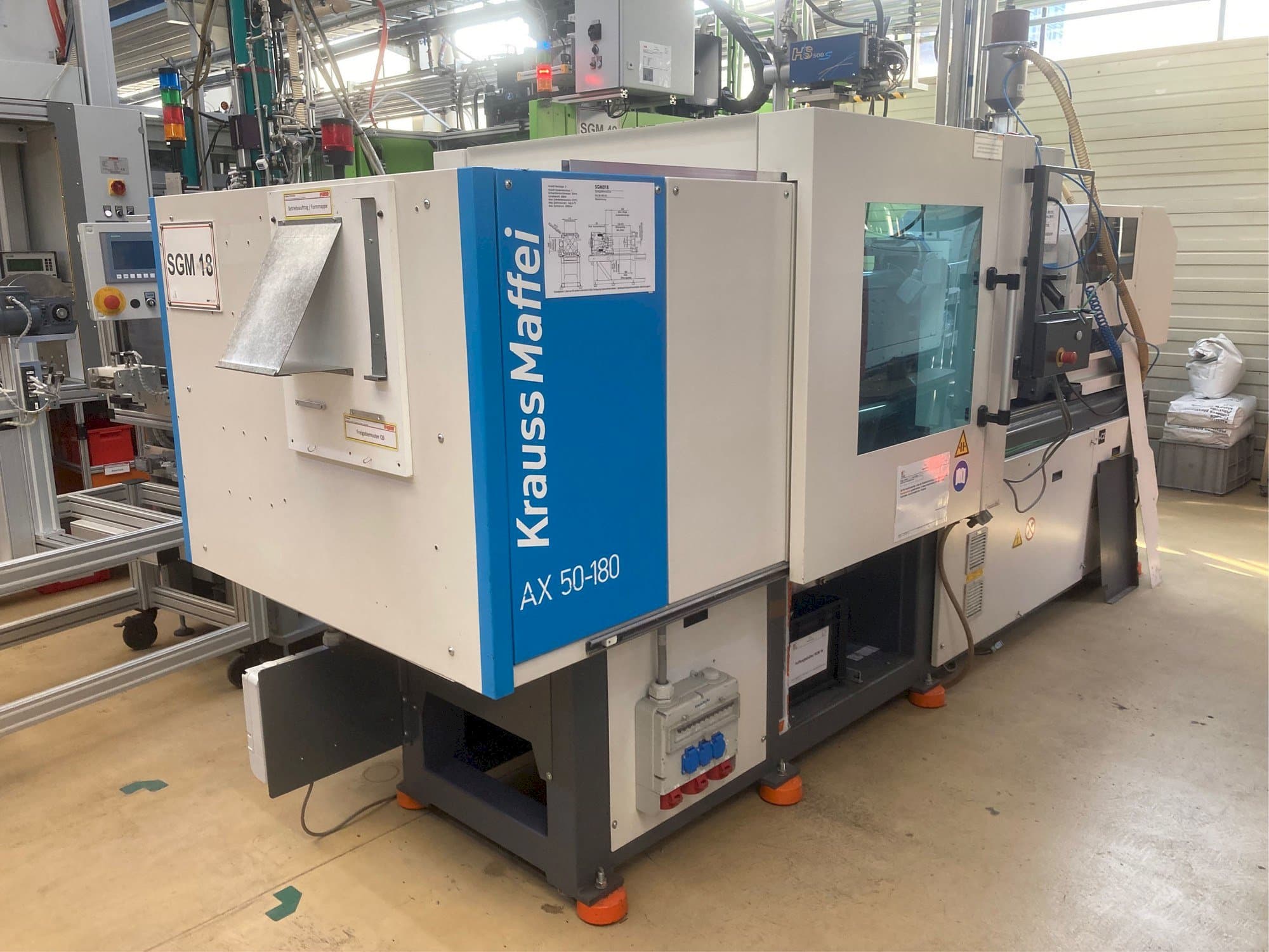 Koneen  Krauss Maffei AX 50-180 vasemman sivun näkymä