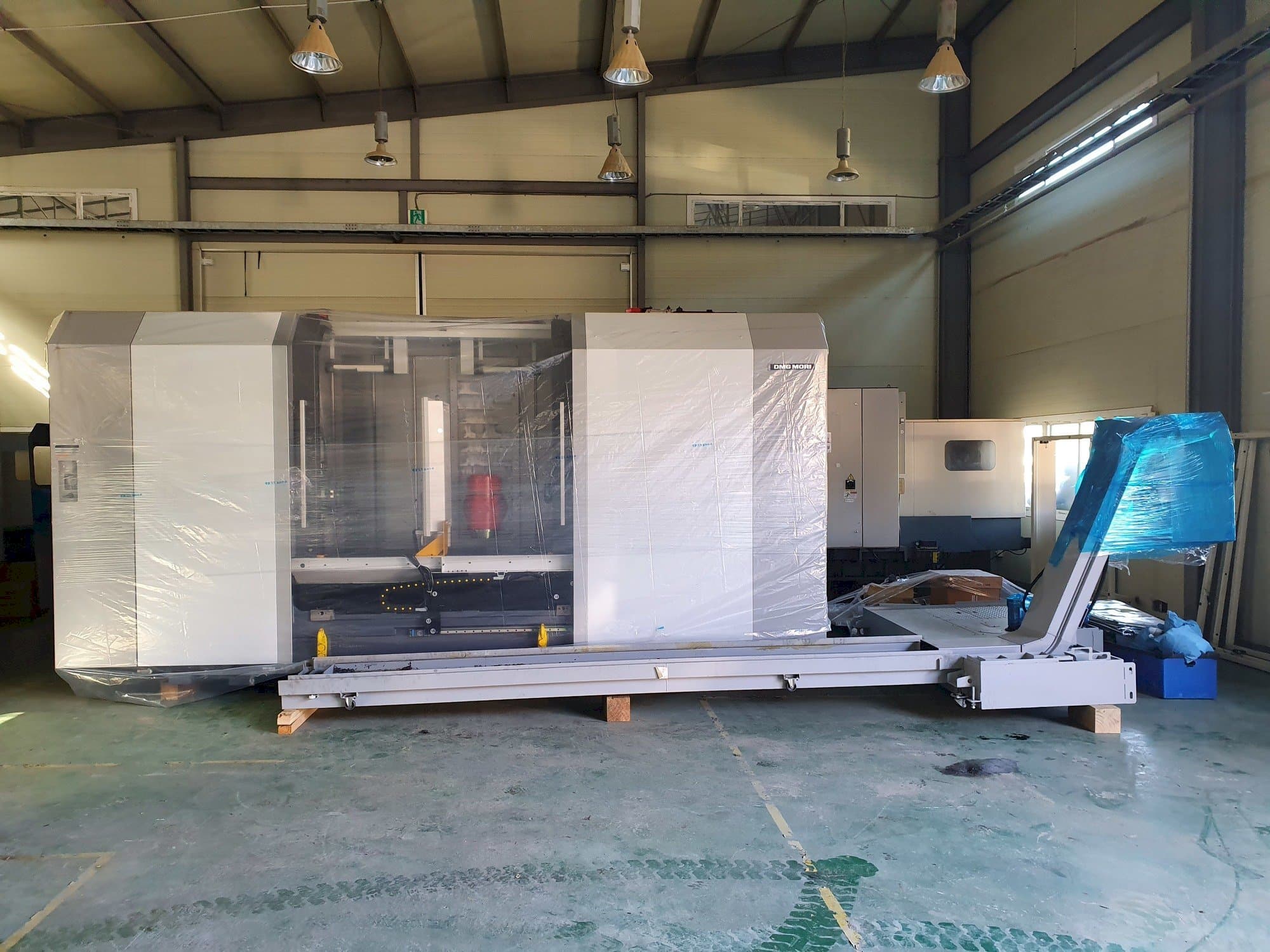 Koneen  DMG MORI NT4300DCG/1500 etunäkymä