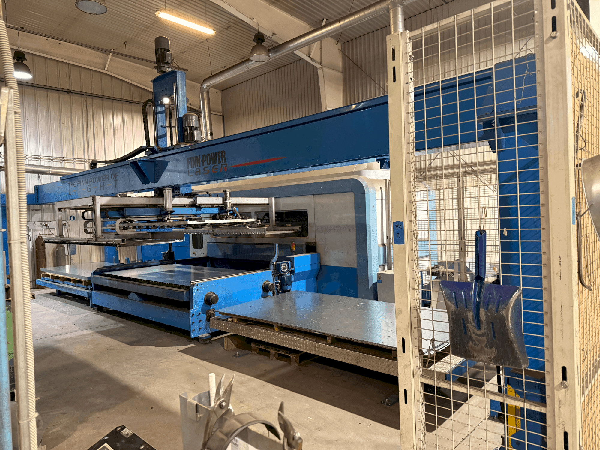 Koneen  Finn-Power FPL6-BL etunäkymä