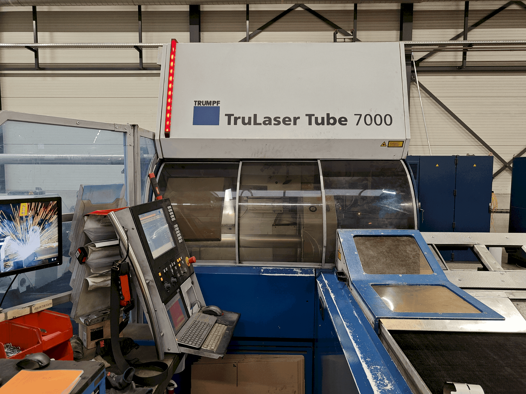 Koneen  TRUMPF TruLaser Tube 7000 etunäkymä