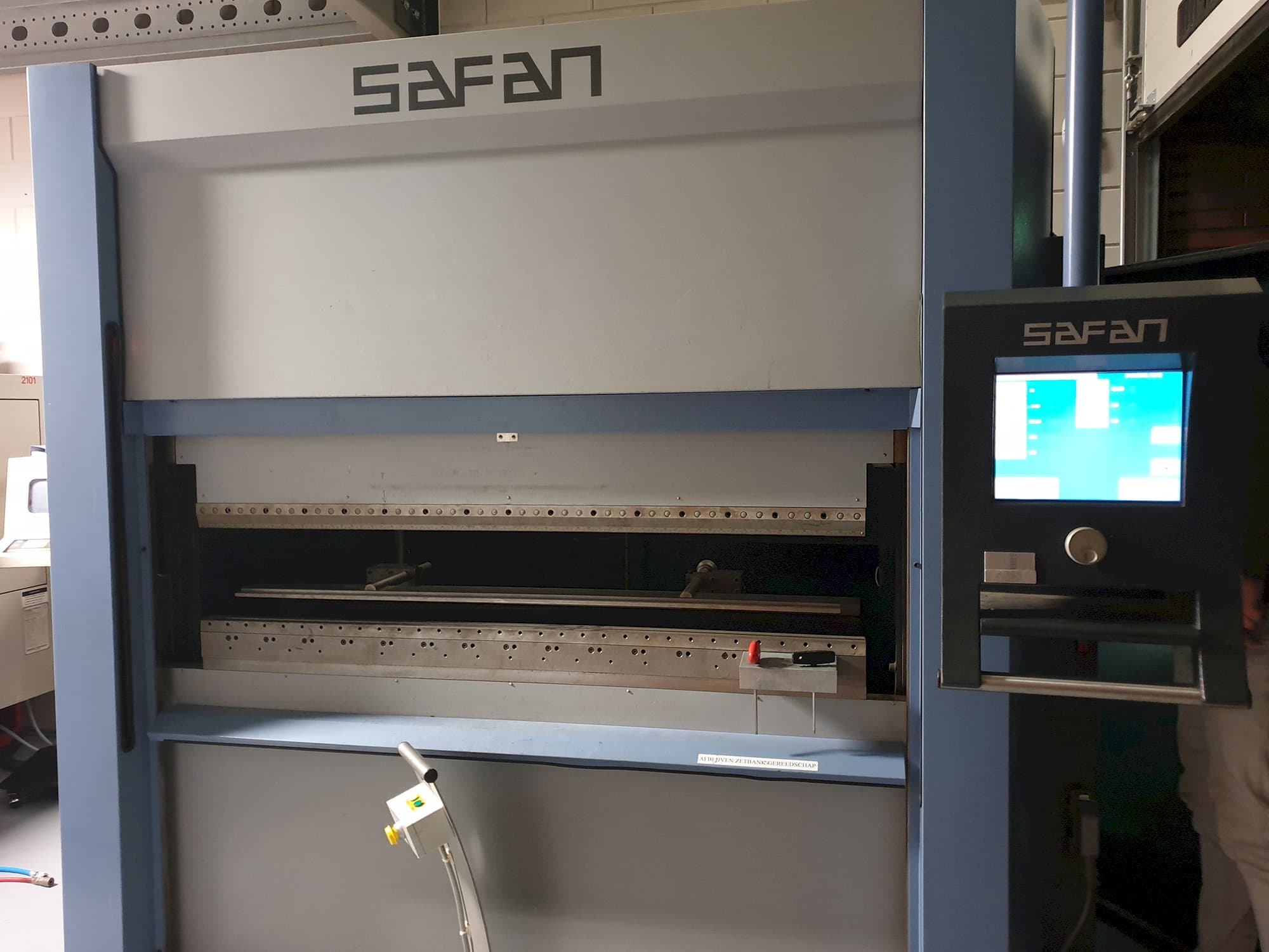 Koneen  Safan etunäkymä SMK 32-K-1600