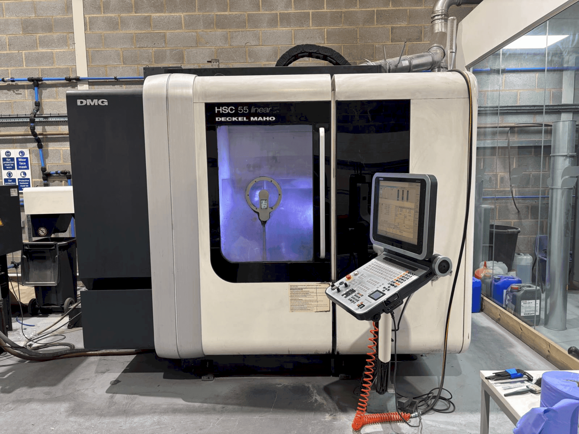 Koneen  DMG DECKEL MAHO HSC 55 linear etunäkymä