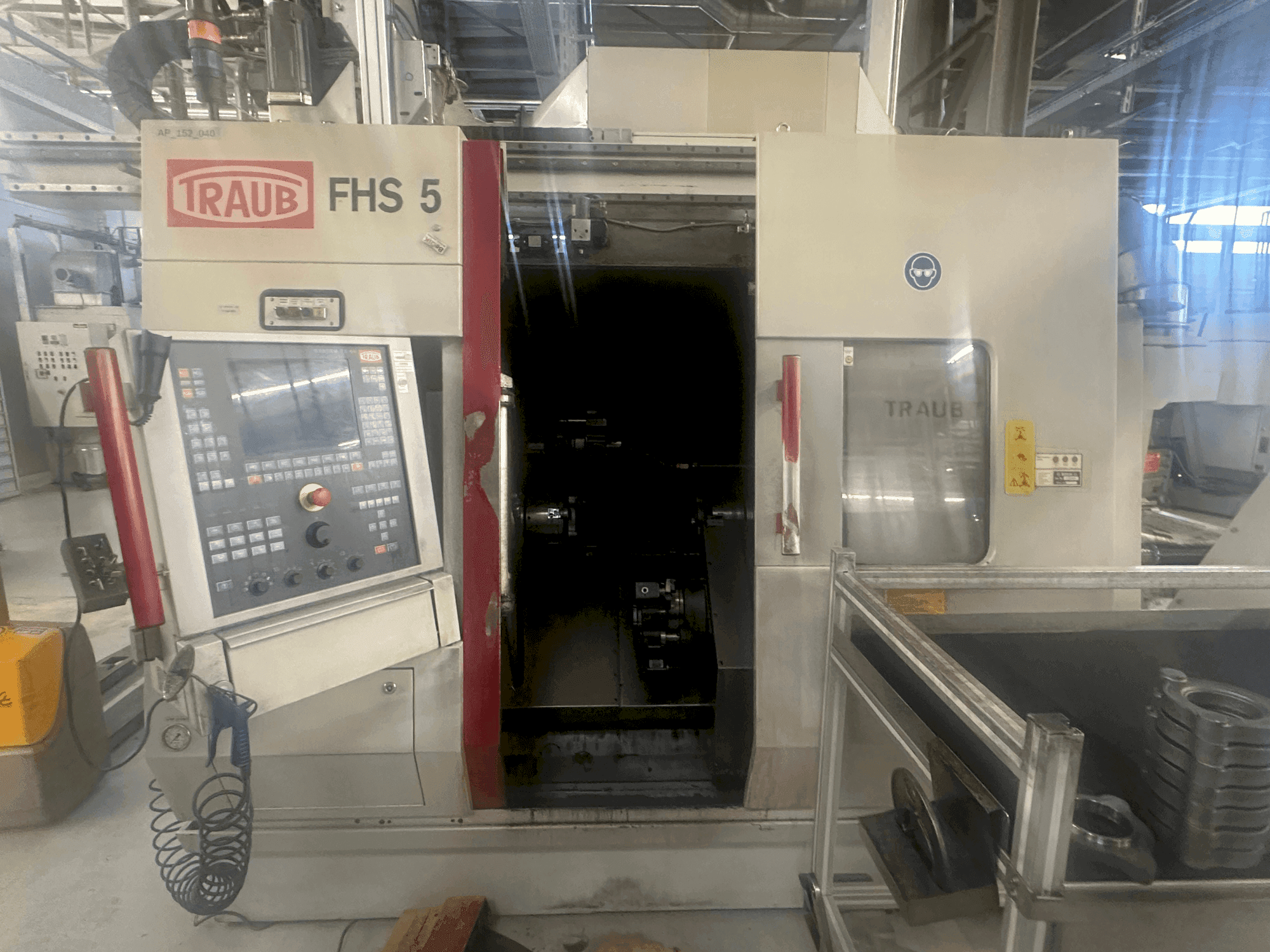 Koneen  TRAUB TNC 42/65 etunäkymä