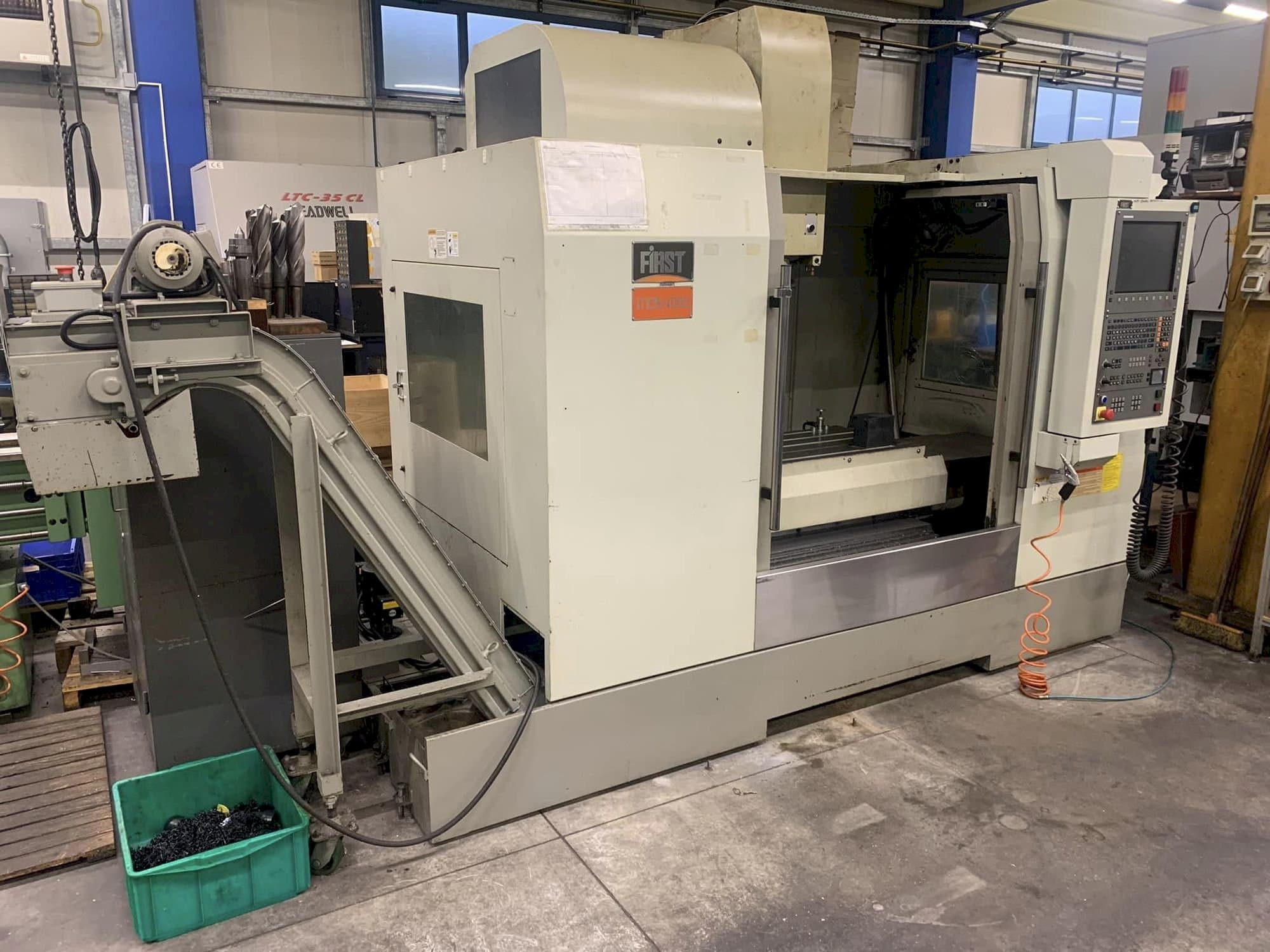 Koneen  FIRST MCV 1000 etunäkymä