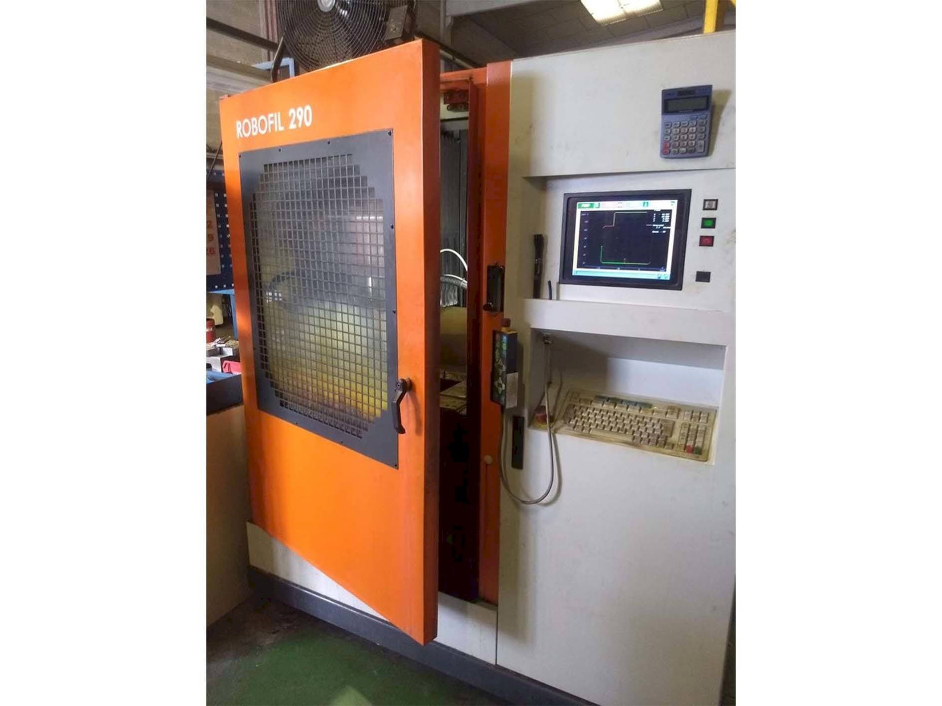 Koneen  CHARMILLES Robofil 290P etunäkymä