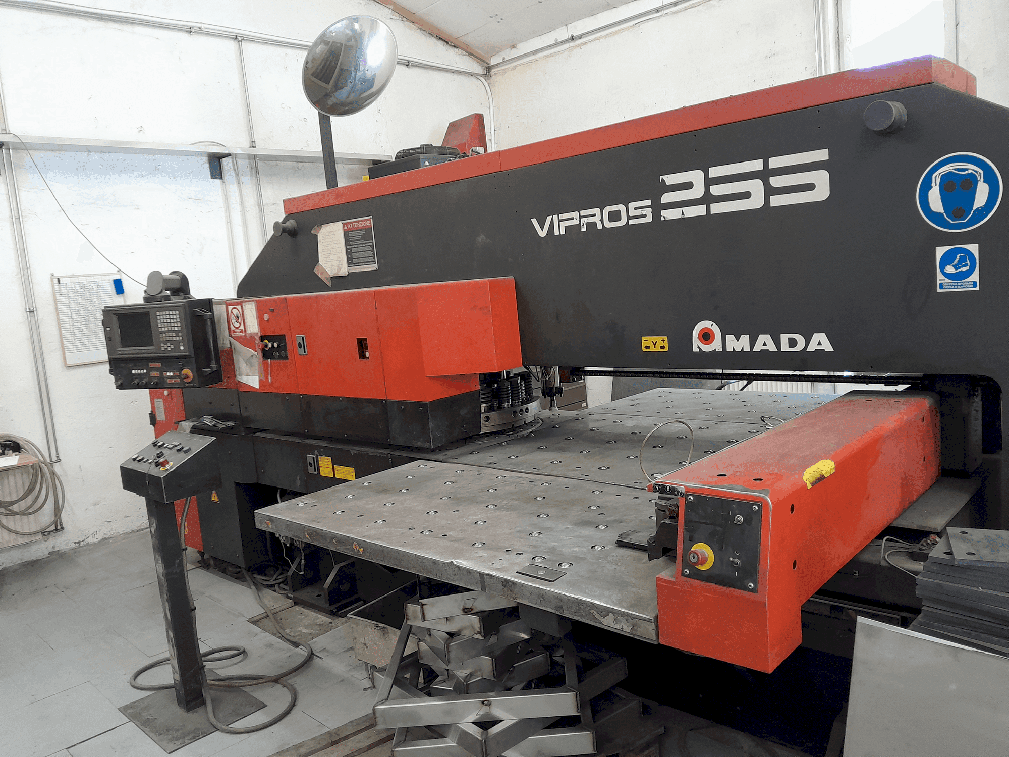 Koneen  AMADA Vipros 255 etunäkymä