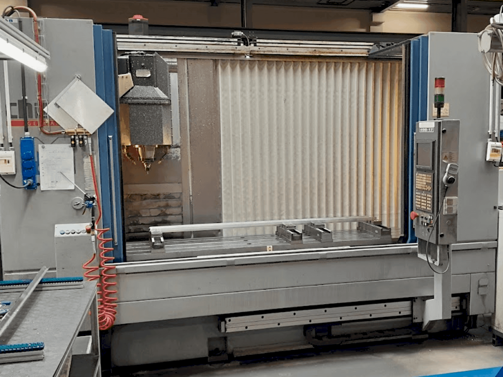 Koneen  CHIRON MILL 2000 etunäkymä