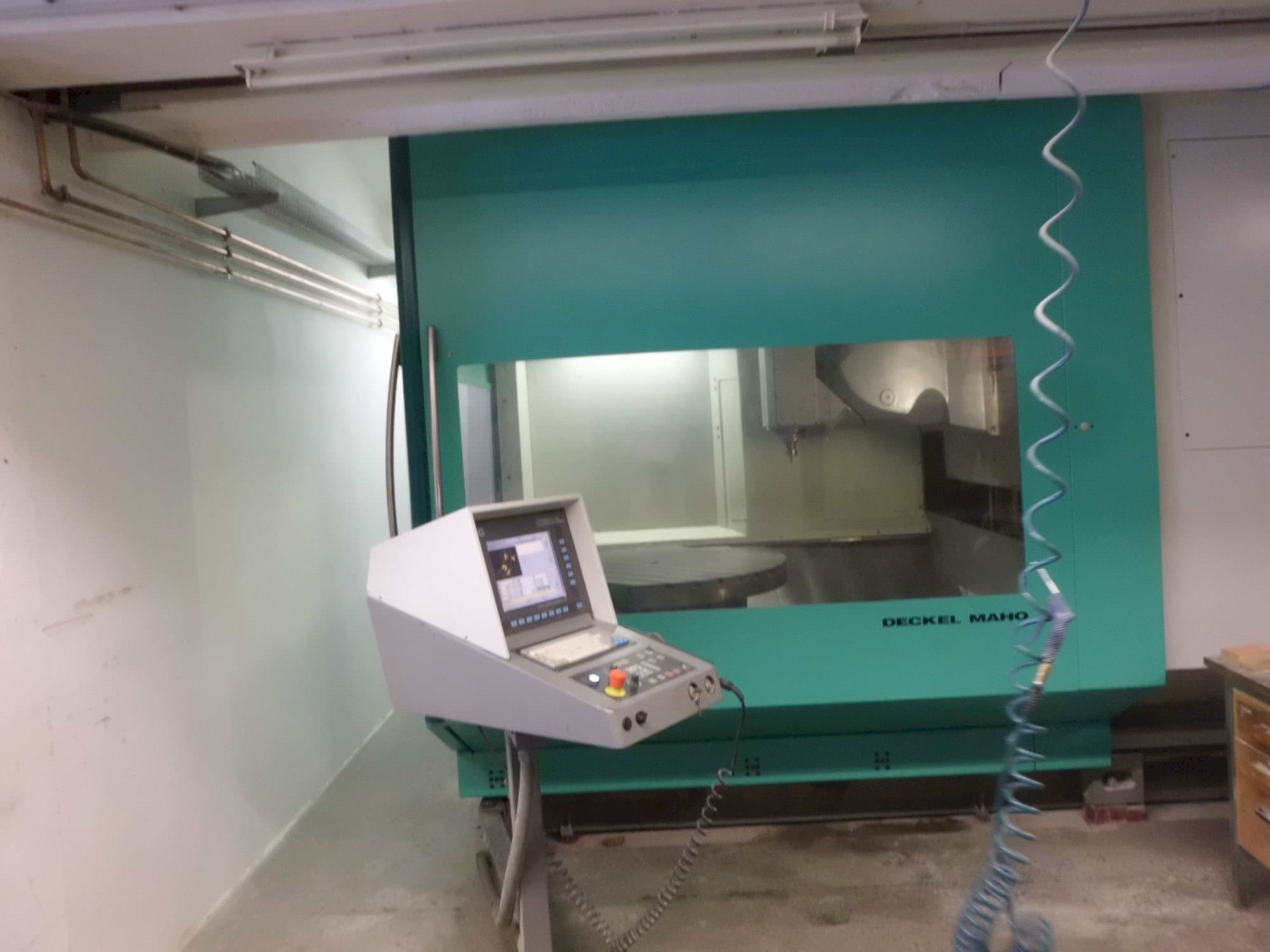 Koneen  DECKEL MAHO DMU 125 P etunäkymä