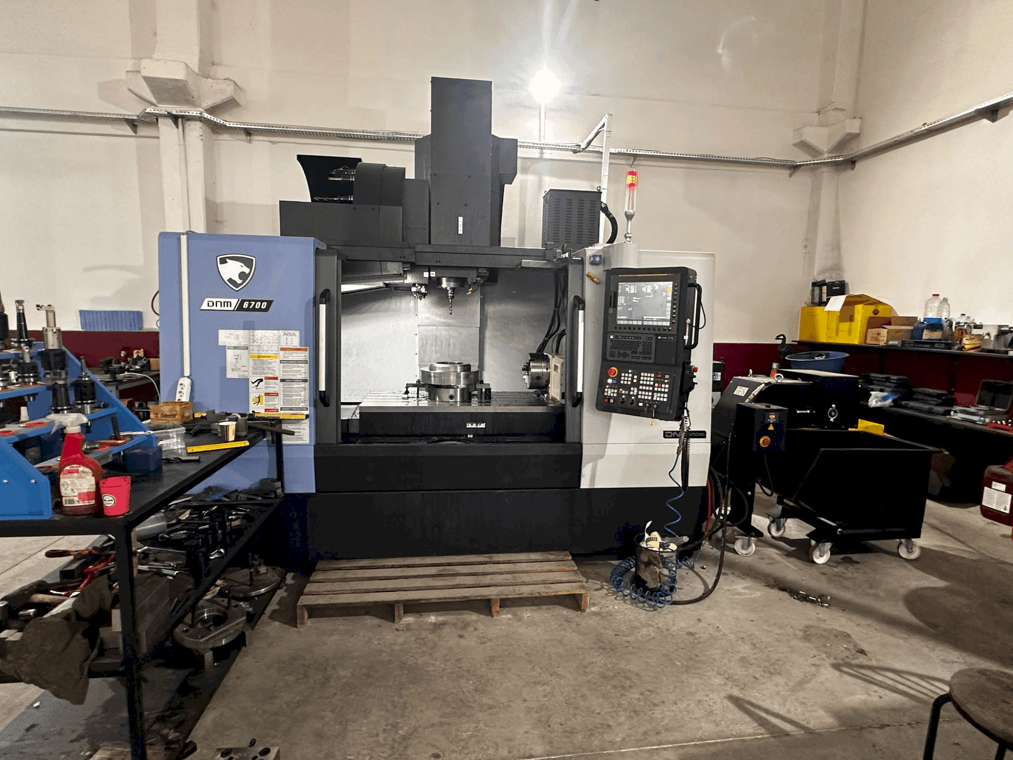 Koneen  DN SOLUTIONS Puma DNM 6700 etunäkymä