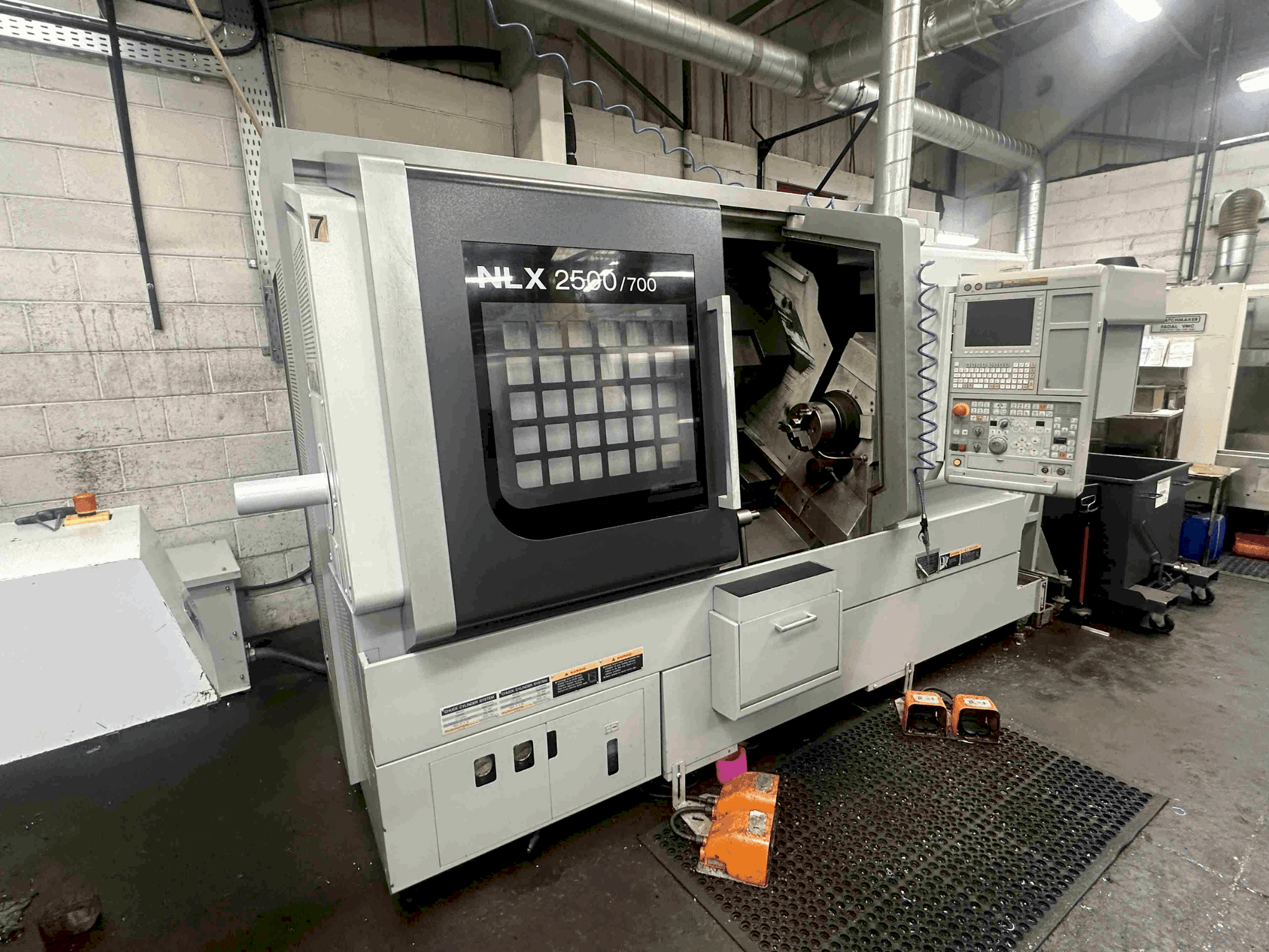 Koneen  DMG MORI NLX2500SY/700 vasemman sivun näkymä